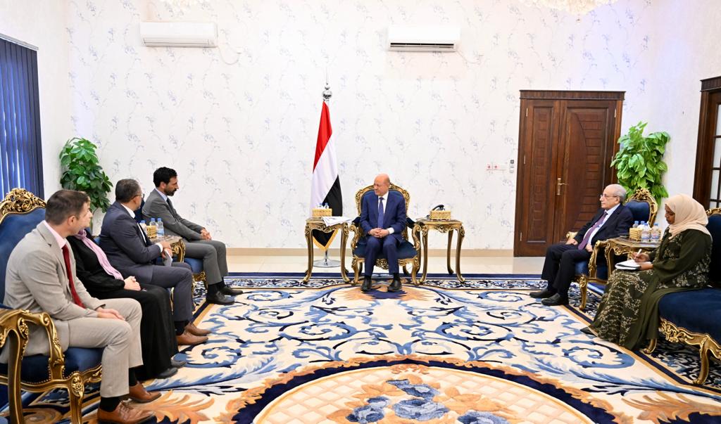 يستقبل بعثة الصليب الأحمر
