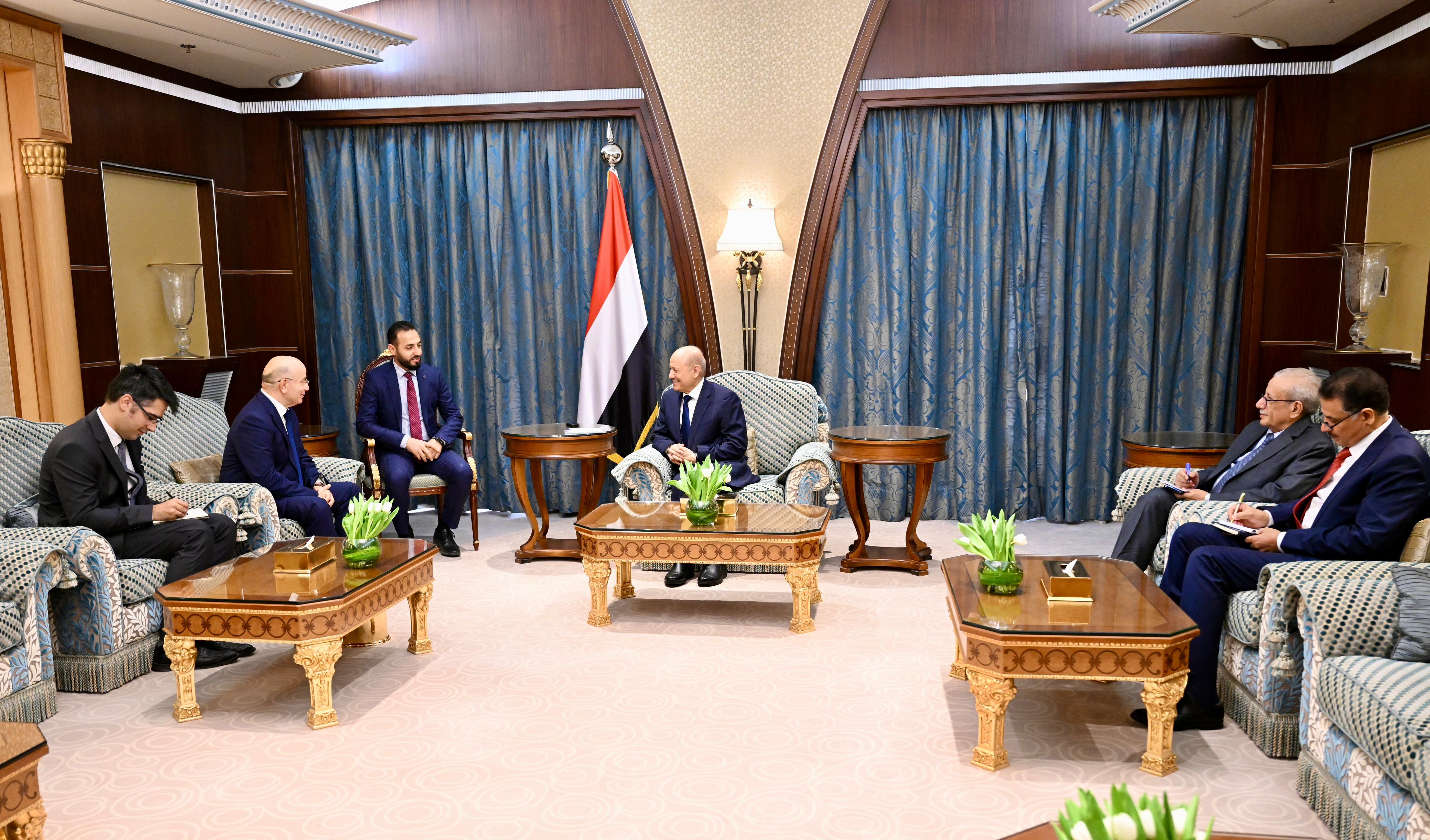 رئيس مجلس القيادة يستقبل السفير التركي 11 مارس 2024