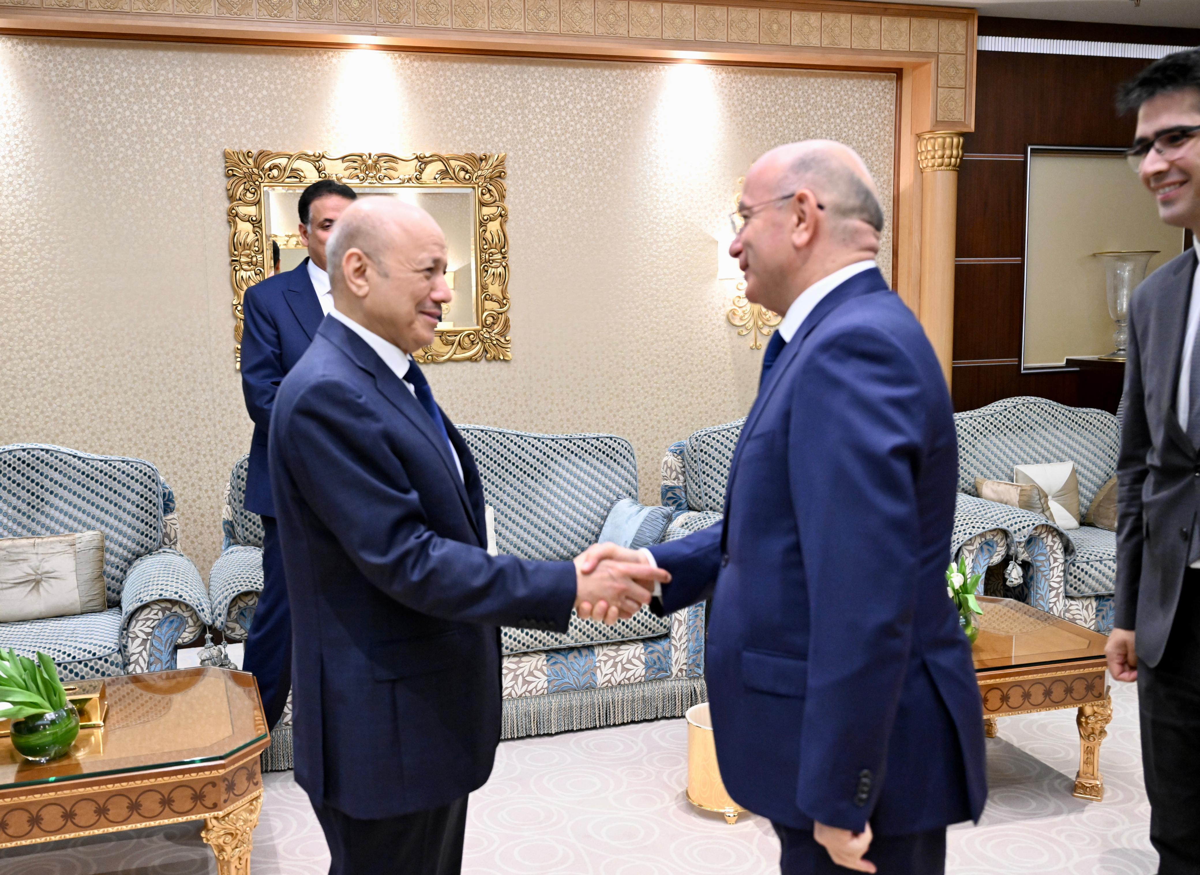 رئيس مجلس القيادة يستقبل السفير التركي 11 مارس 2024
