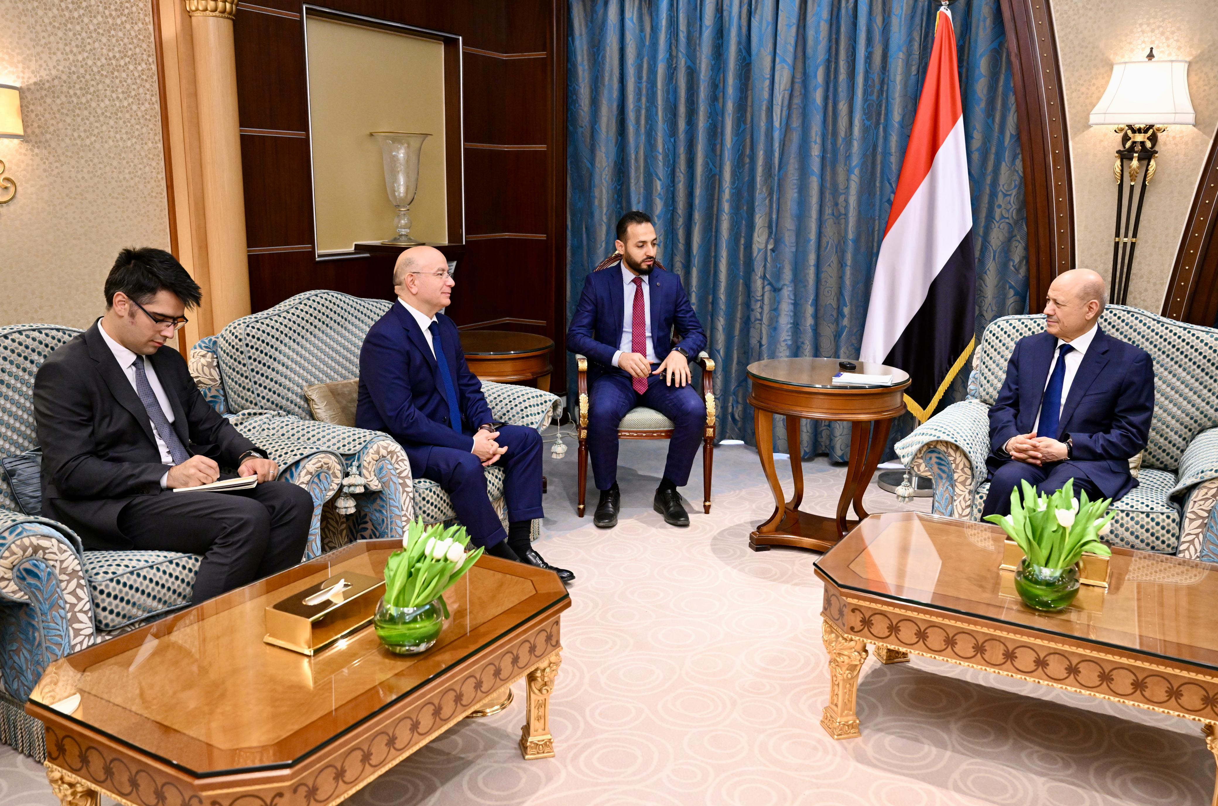 رئيس مجلس القيادة يستقبل السفير التركي 11 مارس 2024