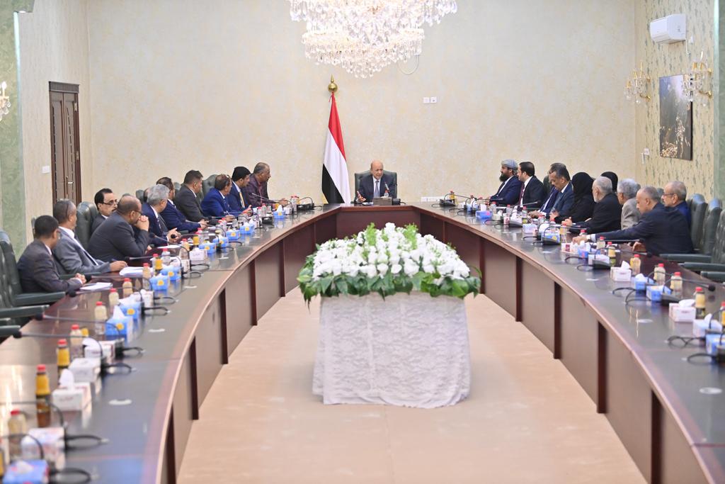 رئيس واعضاء مجلس القيادة يعقدون اول اجتماع بالسلطة القضائية ويتعهدون بتعزيز سلطة القضاء وحضوره على مختلف المستويات
