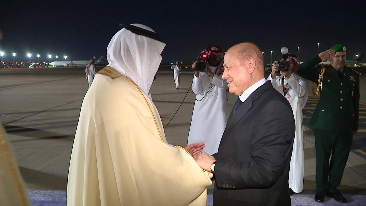 رئيس مجلس القيادة يصل الرياض للمشاركة في القمة العربية الإسلامية 