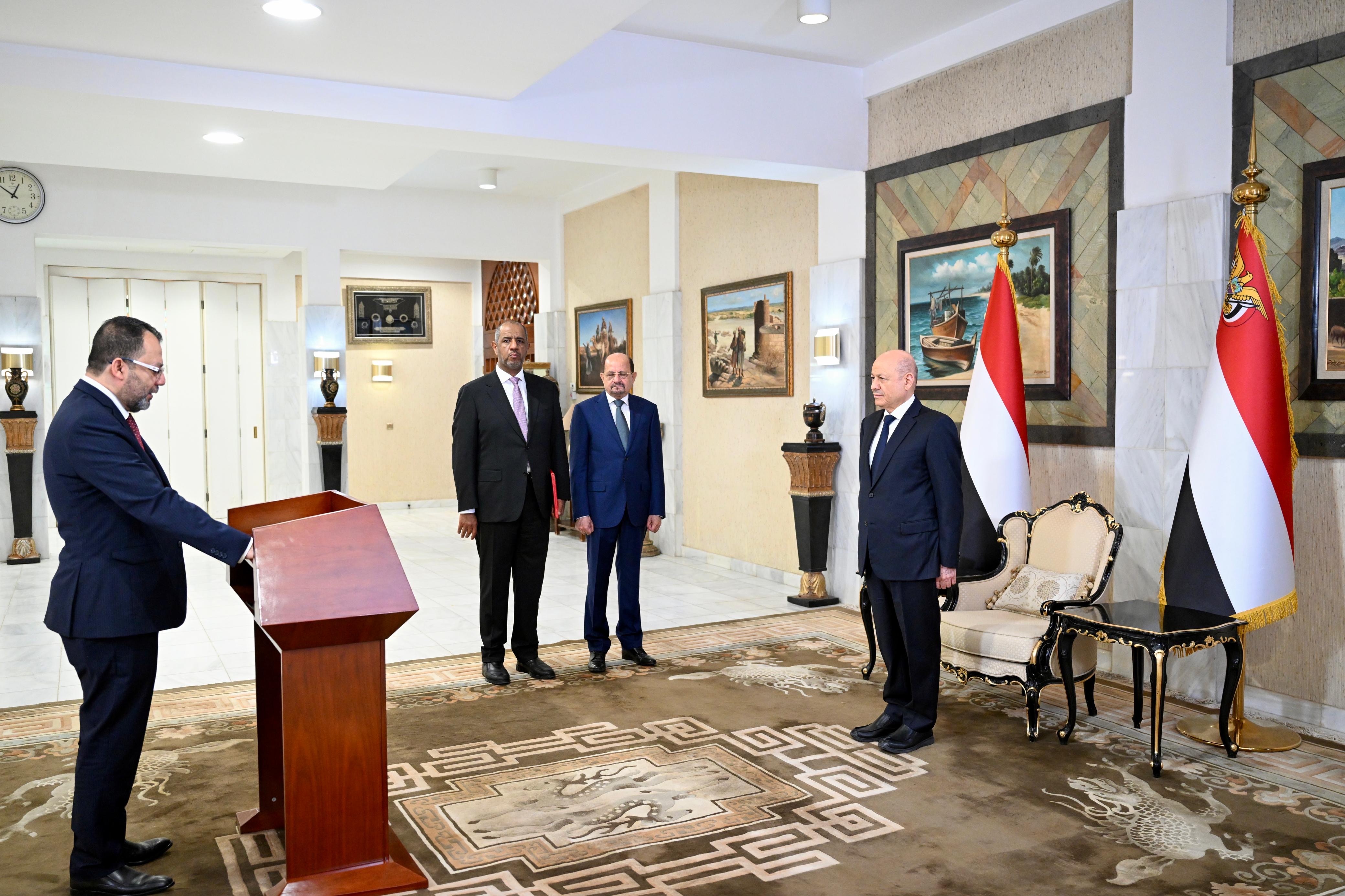 رئيس وأعضاء الحكومة يؤدون اليمين الدستورية أمام فخامة رئيس مجلس القيادة 3