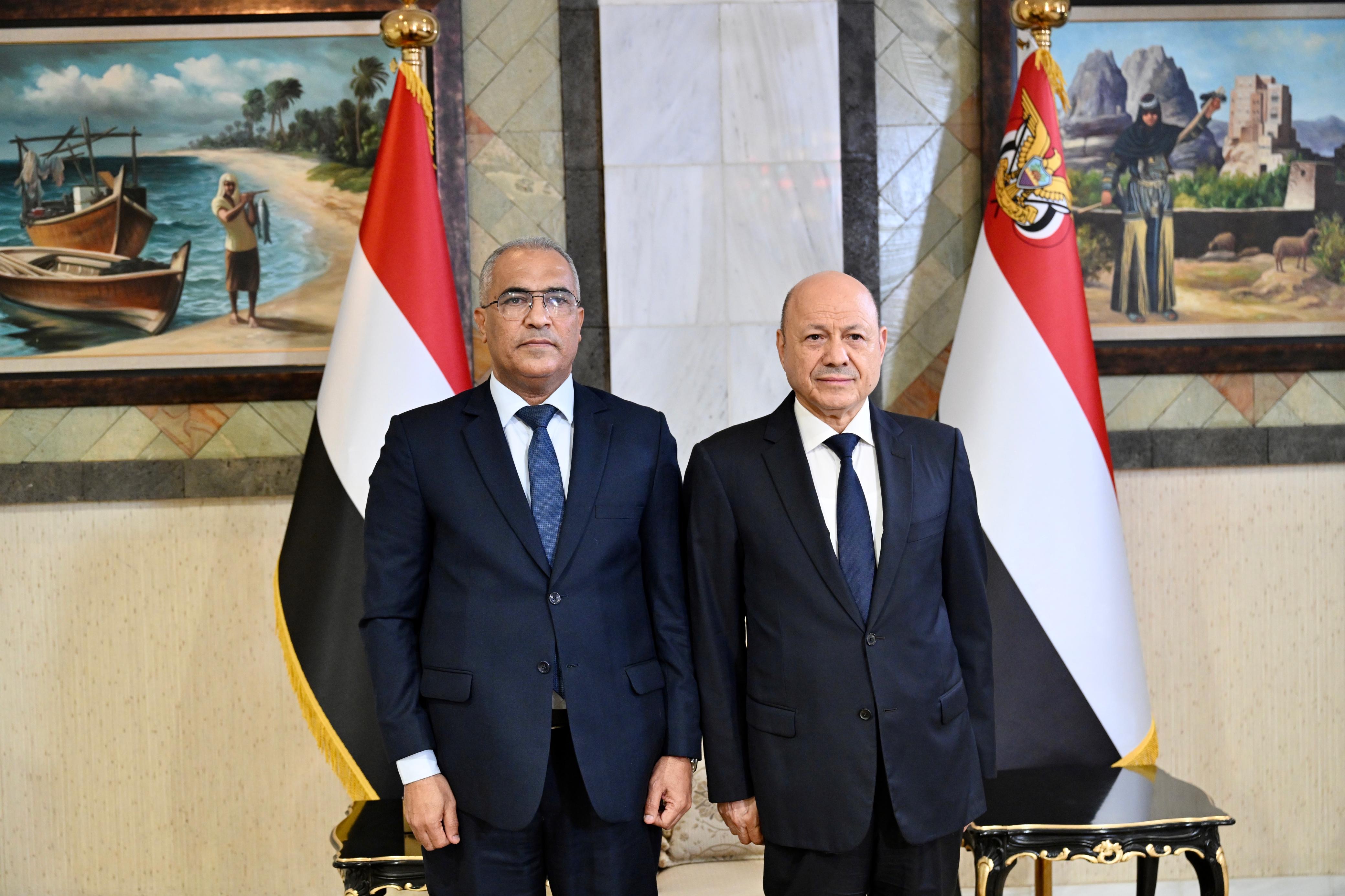 رئيس وأعضاء الحكومة يؤدون اليمين الدستورية أمام فخامة رئيس مجلس القيادة 2