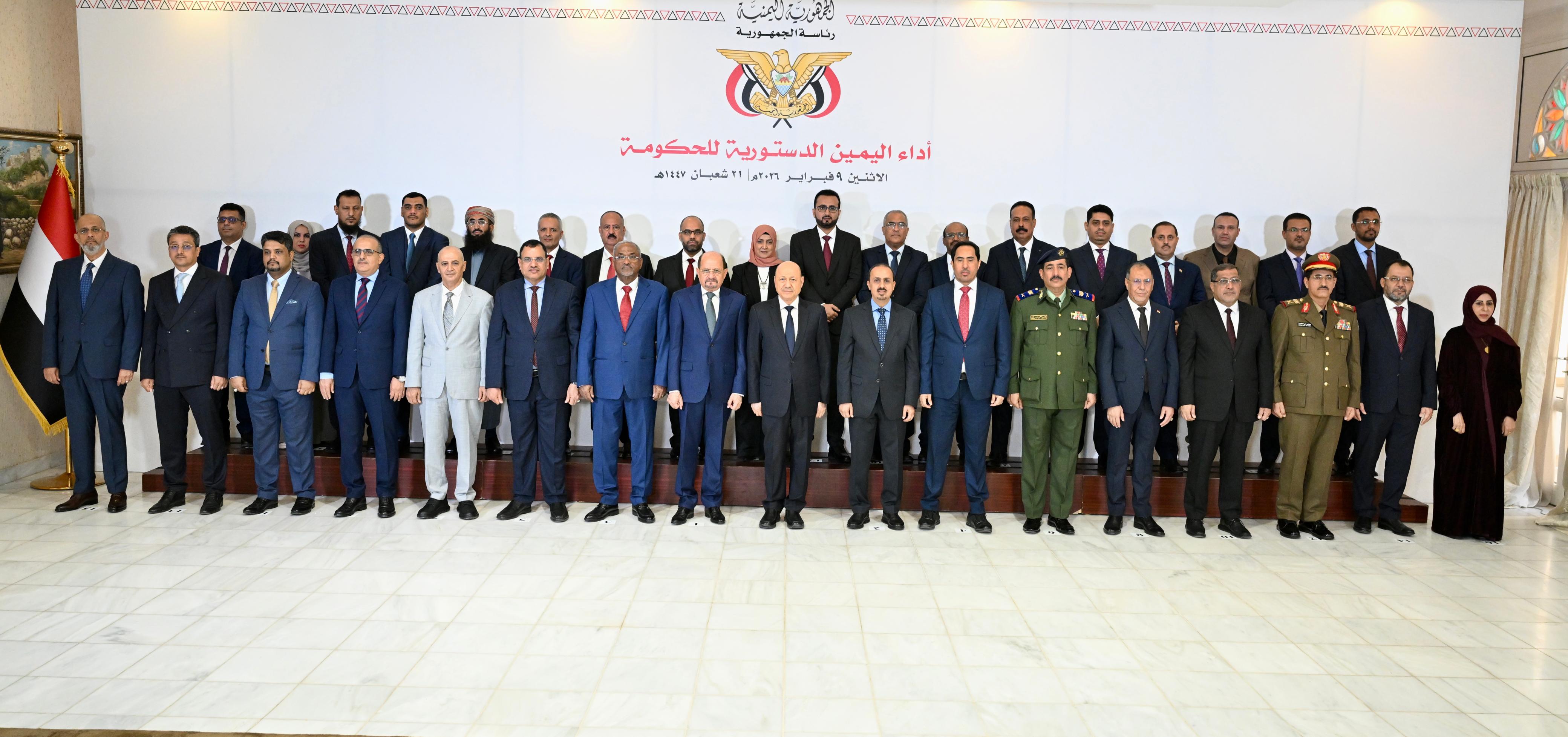 رئيس وأعضاء الحكومة يؤدون اليمين الدستورية أمام فخامة رئيس مجلس القيادة 3