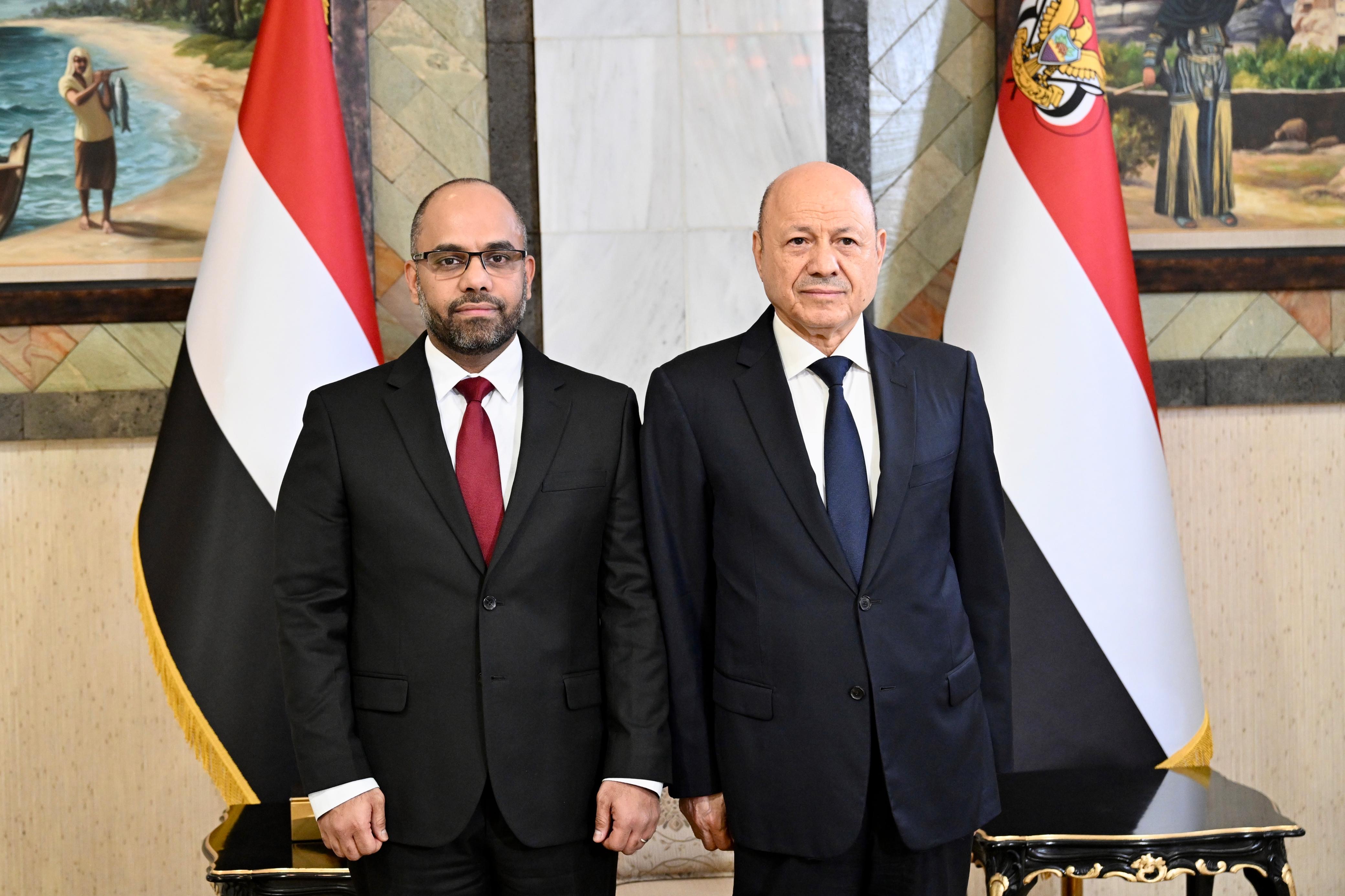 رئيس وأعضاء الحكومة يؤدون اليمين الدستورية أمام فخامة رئيس مجلس القيادة 3