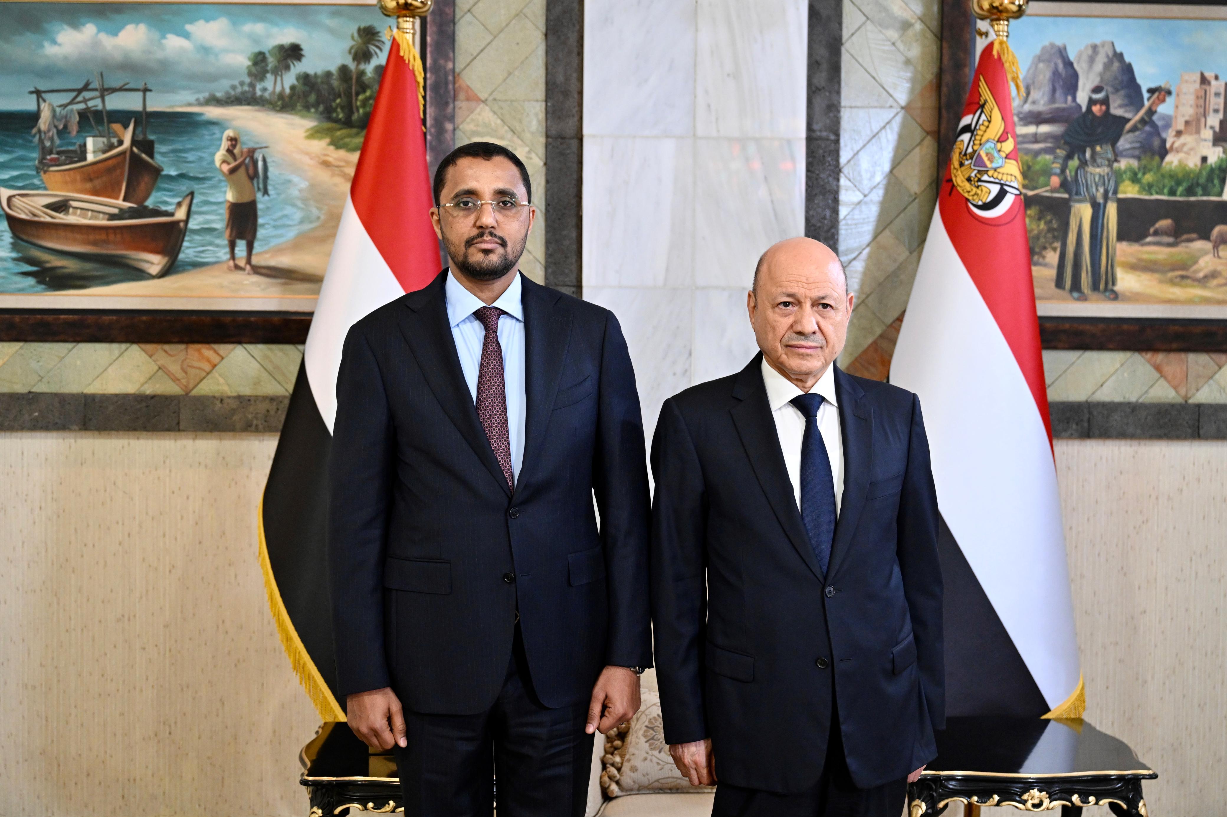 رئيس وأعضاء الحكومة يؤدون اليمين الدستورية أمام فخامة رئيس مجلس القيادة 1