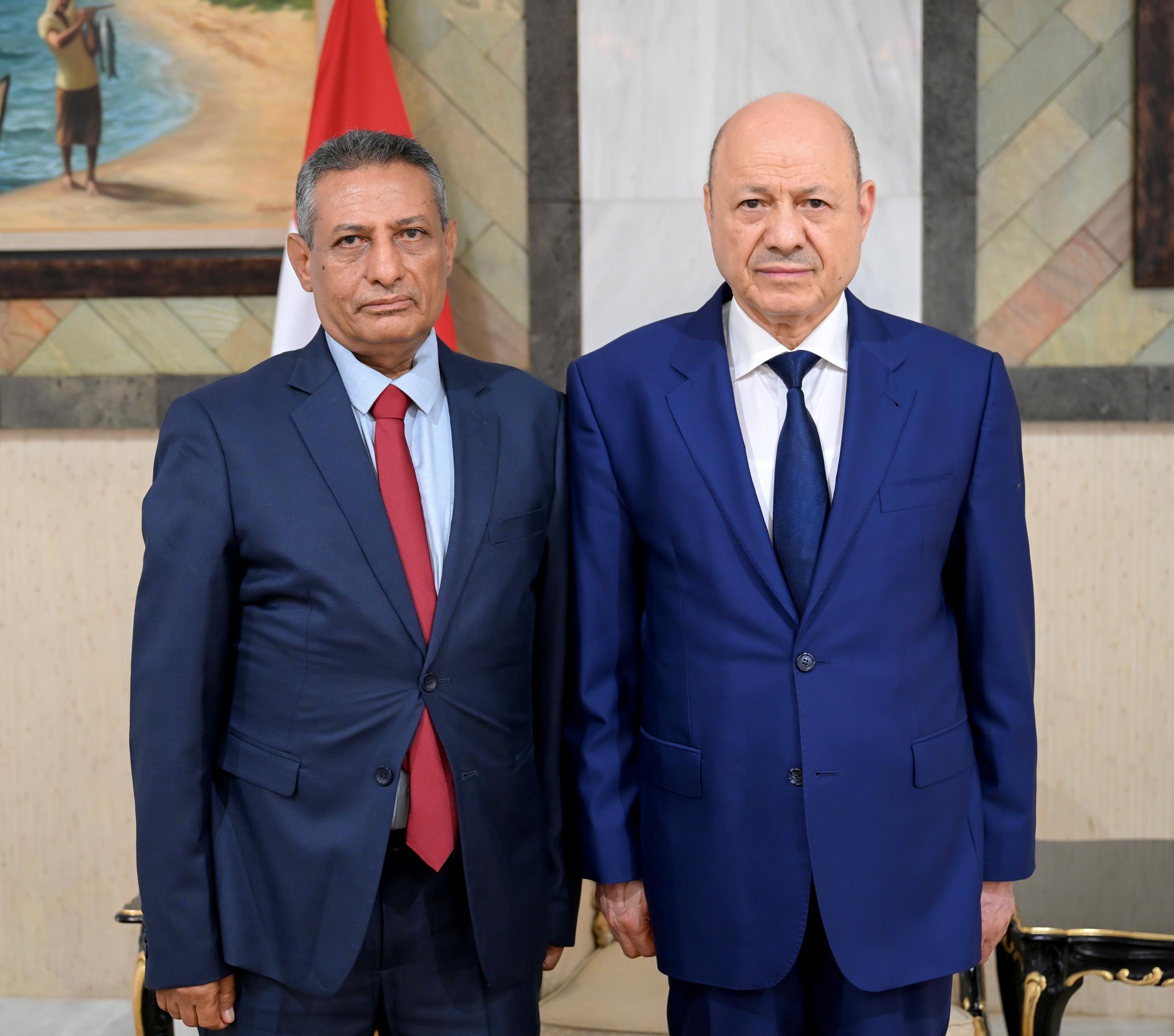 رئيس وأعضاء الحكومة يؤدون اليمين الدستورية أمام فخامة رئيس مجلس القيادة 4