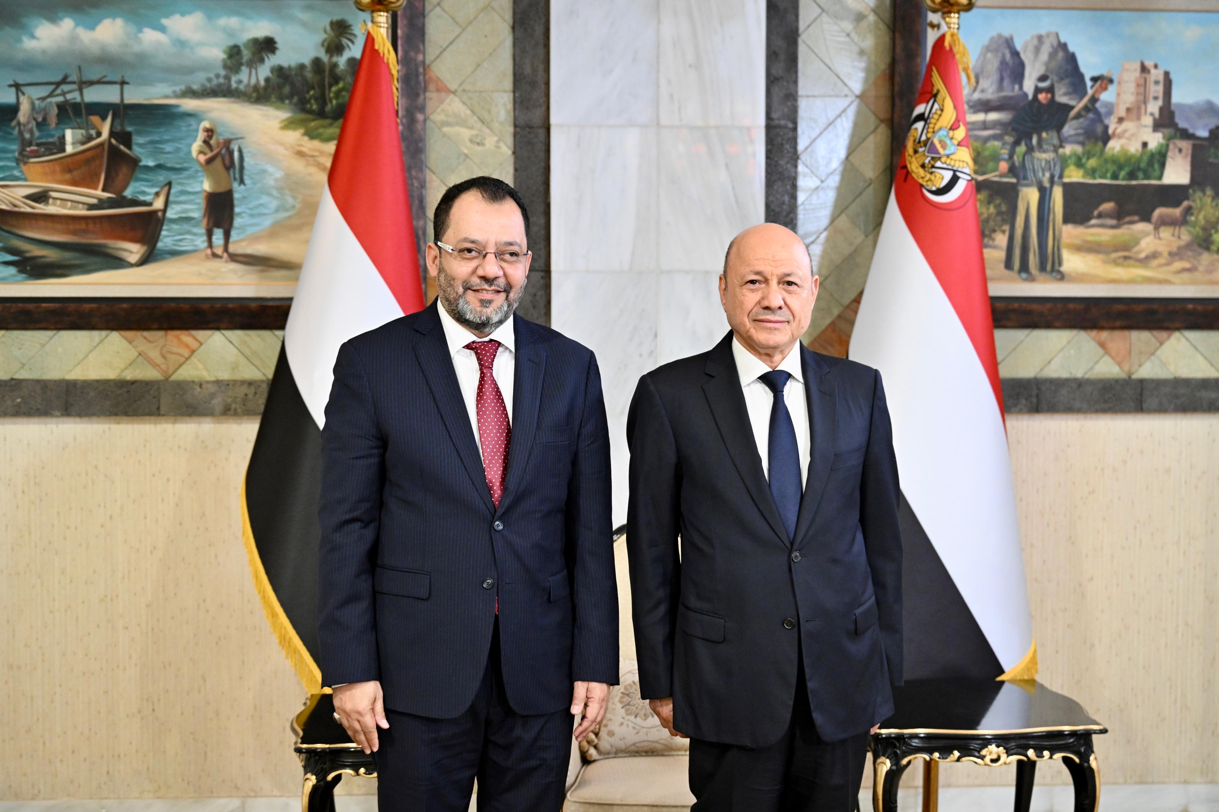 رئيس وأعضاء الحكومة يؤدون اليمين الدستورية أمام فخامة رئيس مجلس القيادة 2