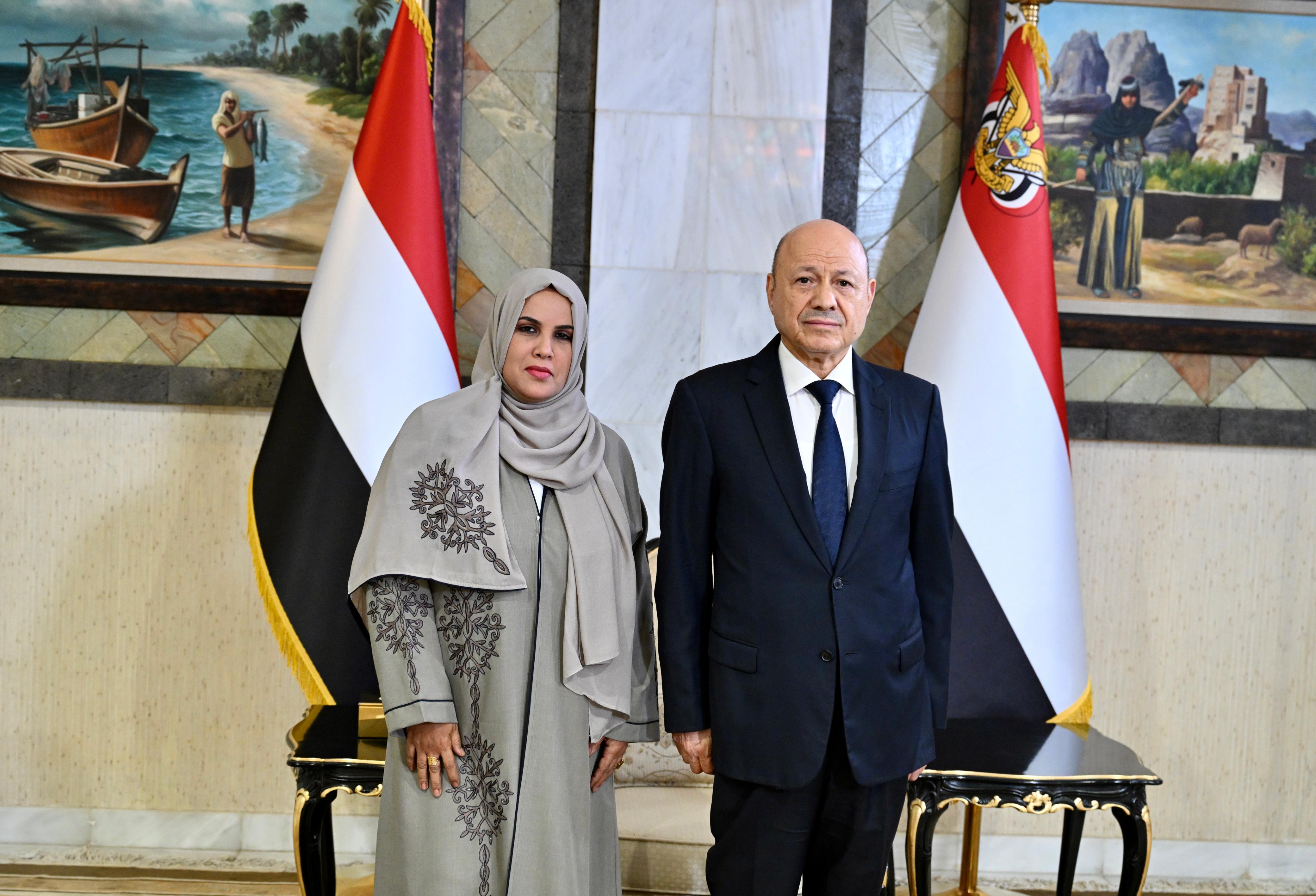 رئيس وأعضاء الحكومة يؤدون اليمين الدستورية أمام فخامة رئيس مجلس القيادة 1