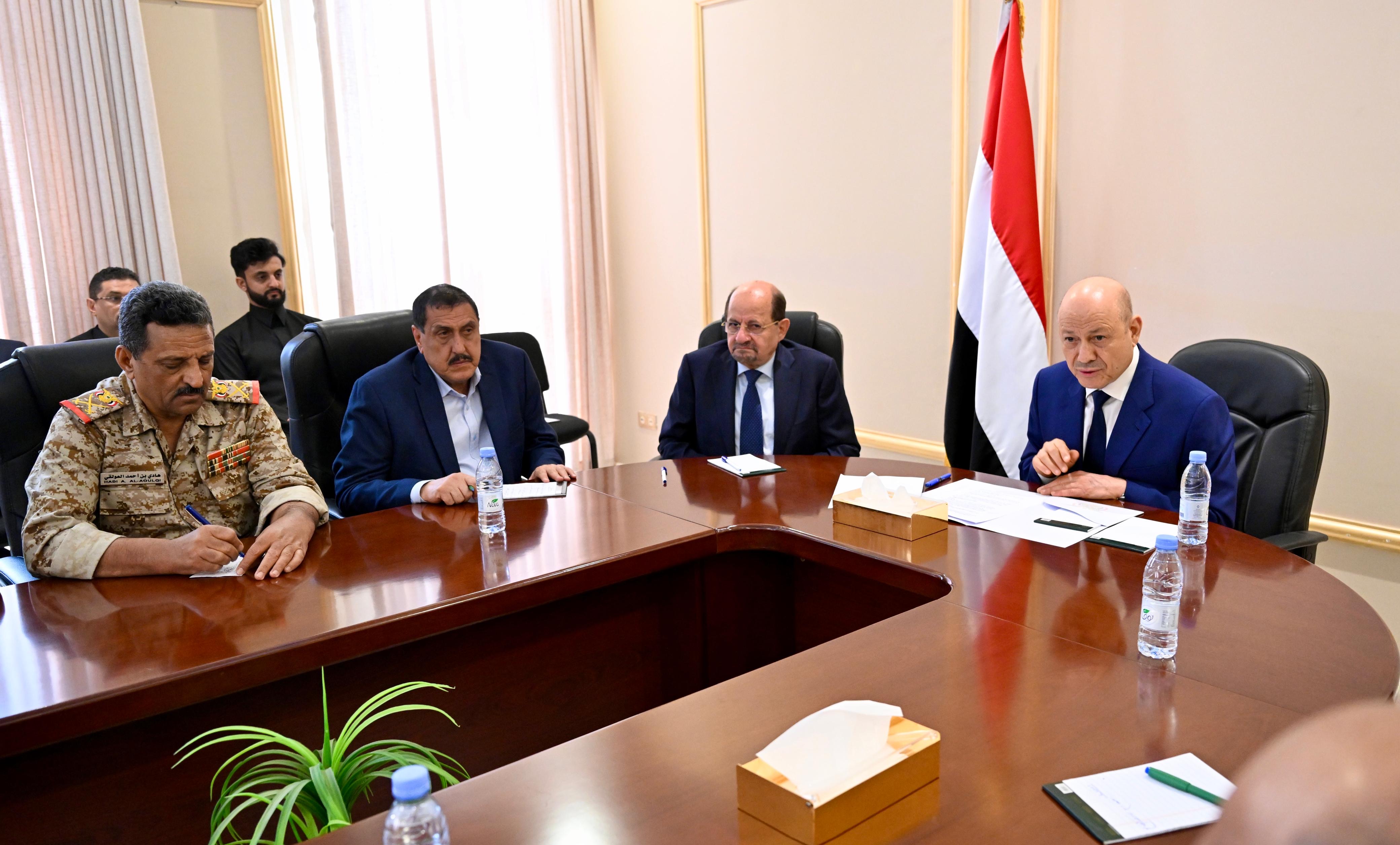 فخامة الرئيس العليمي يلتقي قيادات عسكرية وأمنية واجتماعية من محافظة الضالع 