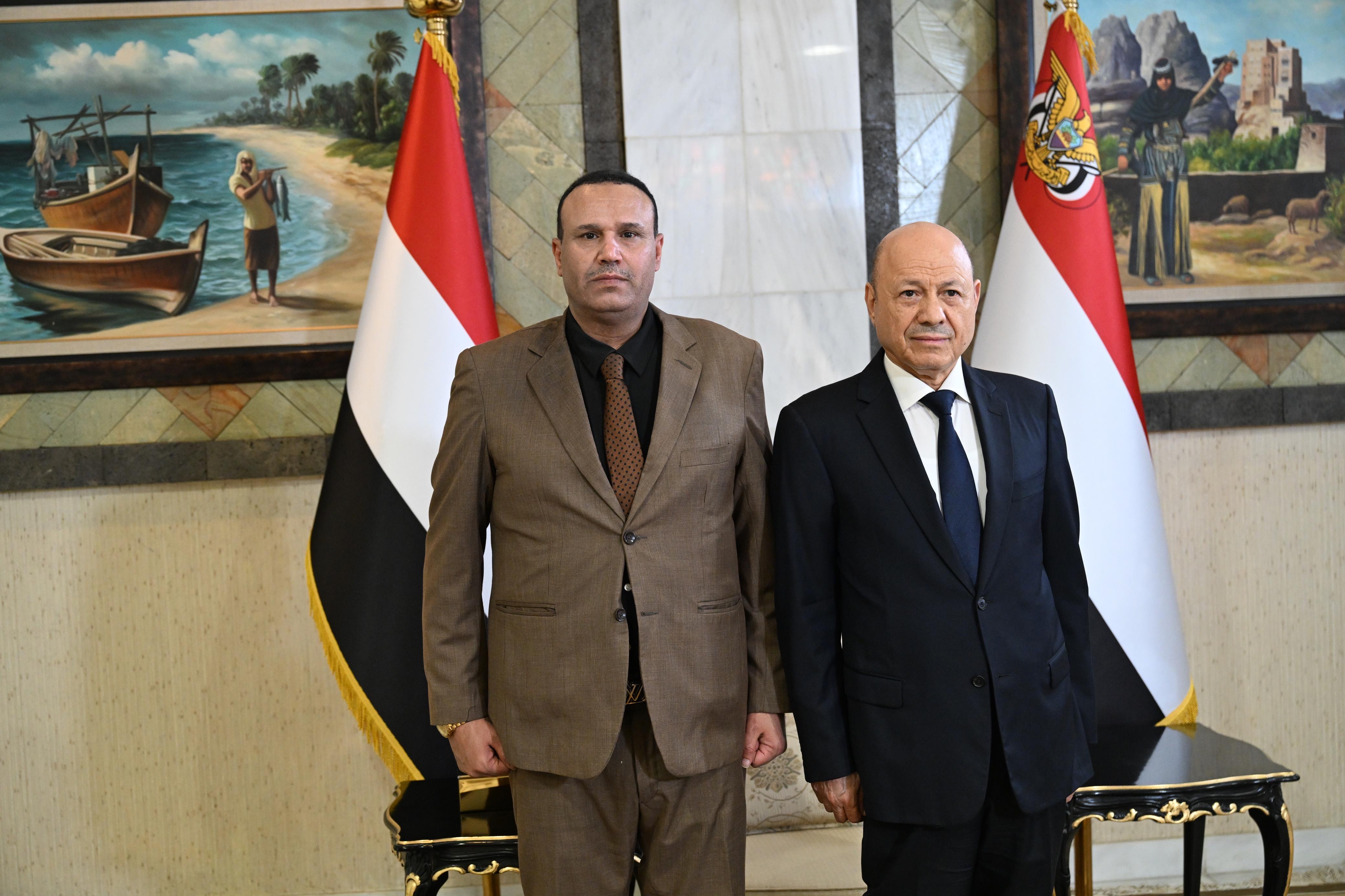 رئيس وأعضاء الحكومة يؤدون اليمين الدستورية أمام فخامة رئيس مجلس القيادة 4