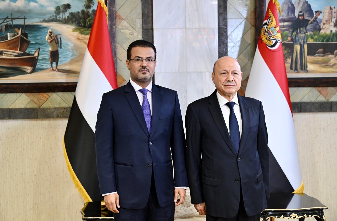 رئيس وأعضاء الحكومة يؤدون اليمين الدستورية أمام فخامة رئيس مجلس القيادة 2