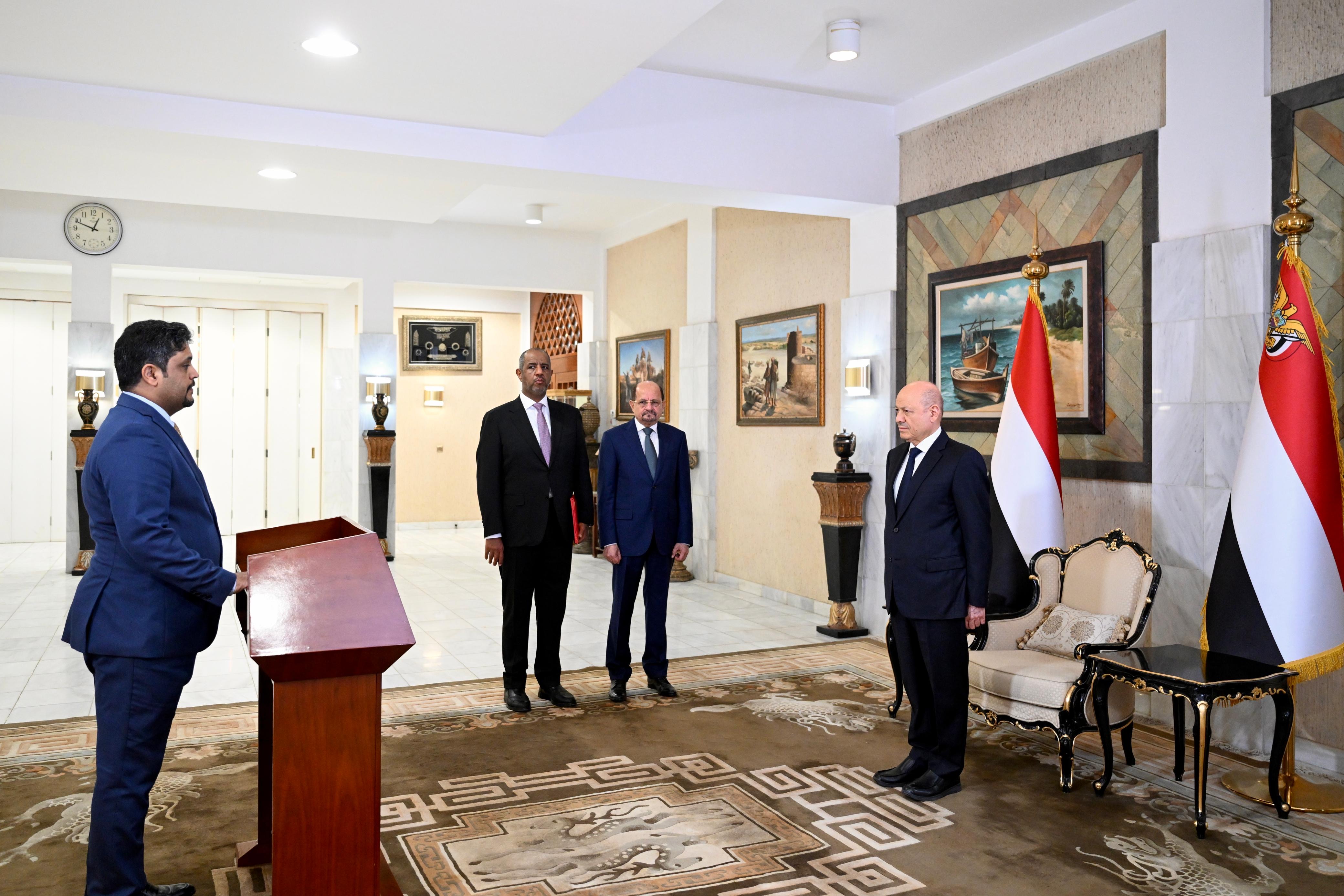 رئيس وأعضاء الحكومة يؤدون اليمين الدستورية أمام فخامة رئيس مجلس القيادة 3