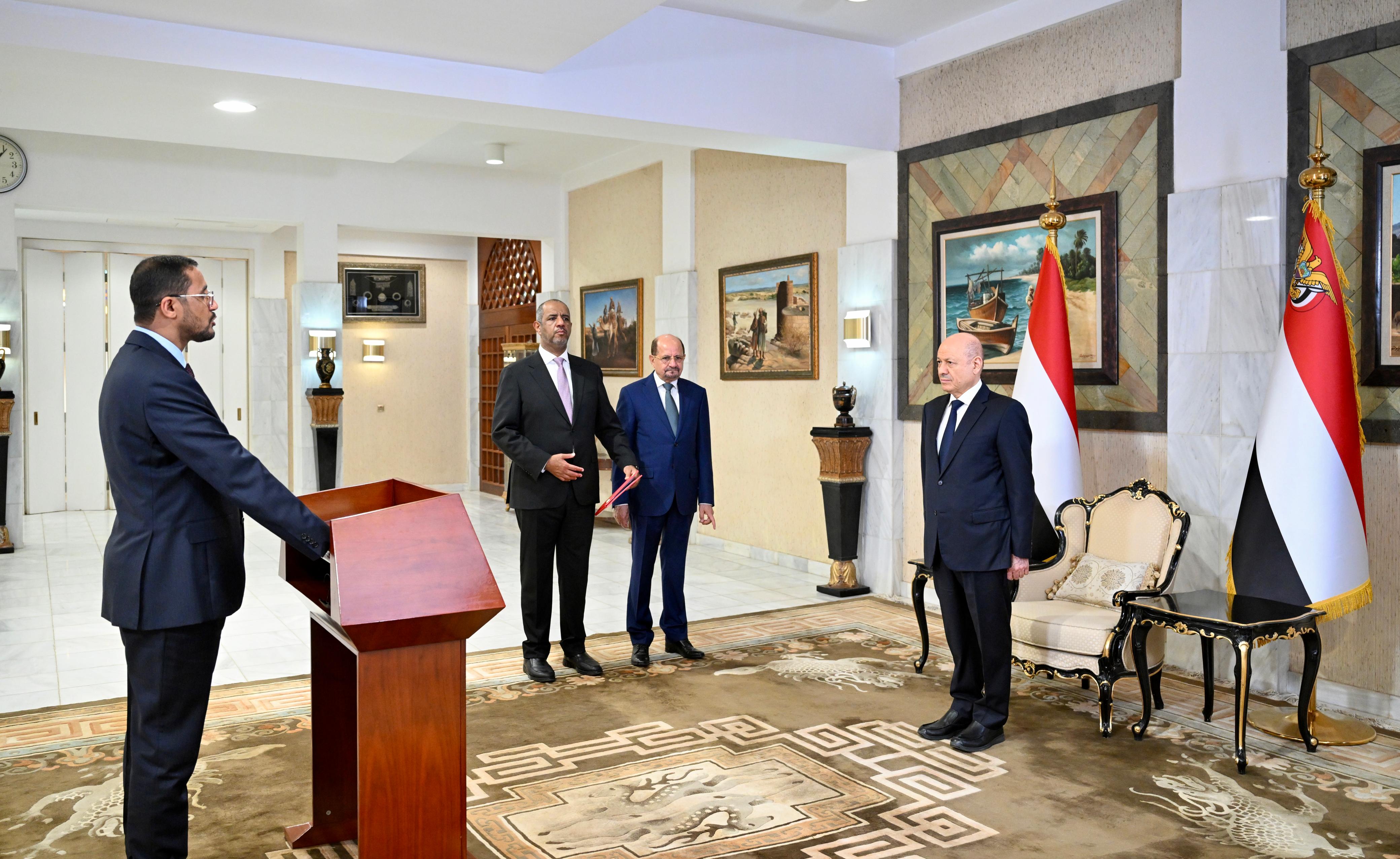 رئيس وأعضاء الحكومة يؤدون اليمين الدستورية أمام فخامة رئيس مجلس القيادة 1