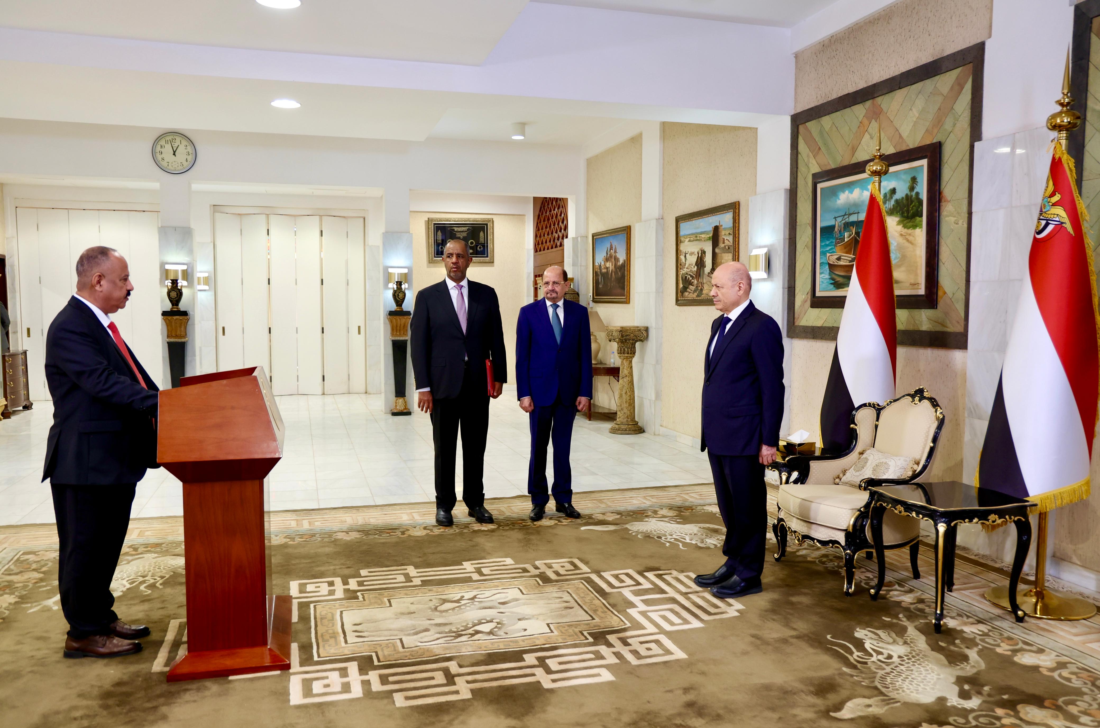 رئيس وأعضاء الحكومة يؤدون اليمين الدستورية أمام فخامة رئيس مجلس القيادة 4