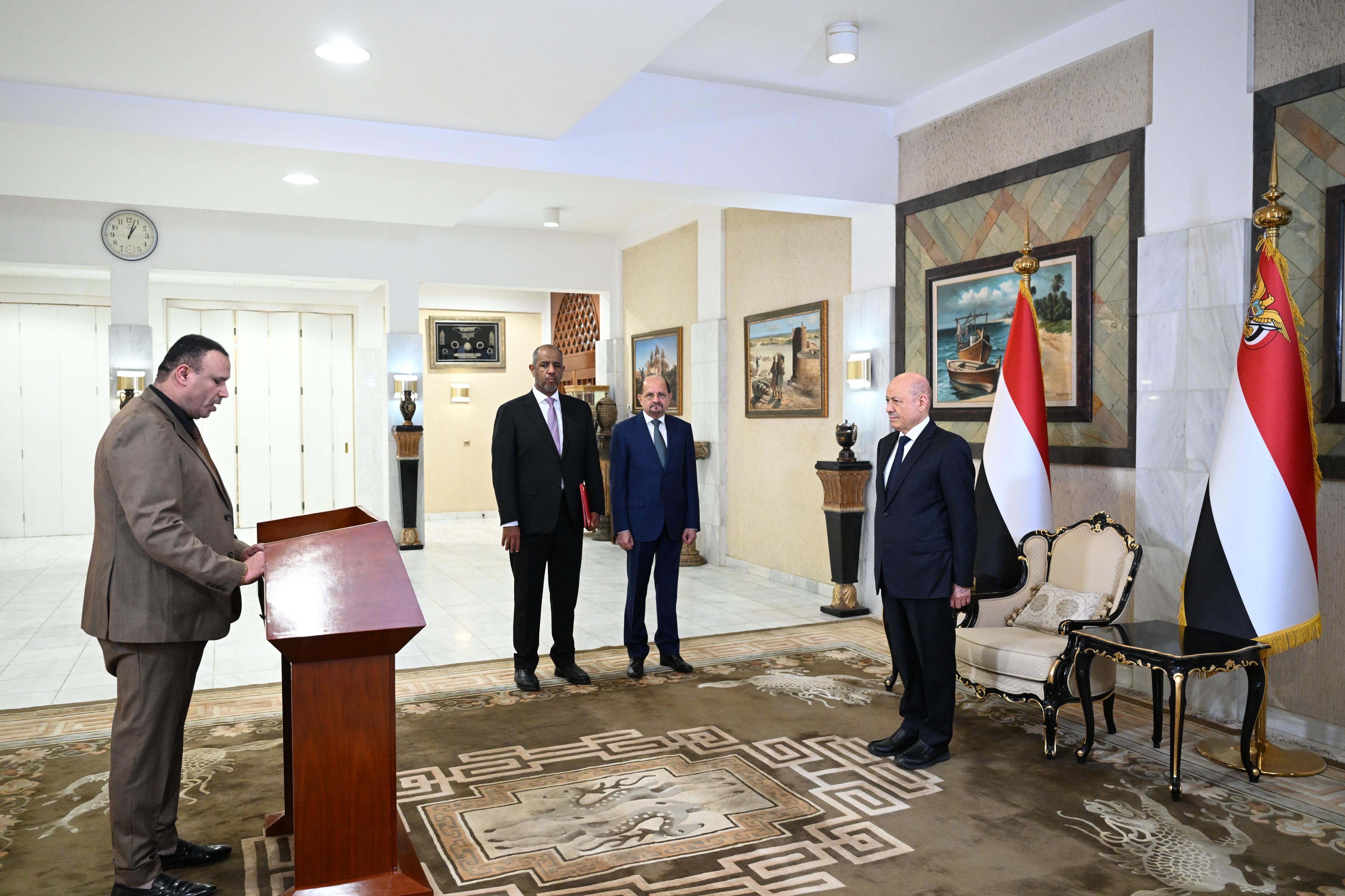 رئيس وأعضاء الحكومة يؤدون اليمين الدستورية أمام فخامة رئيس مجلس القيادة 4