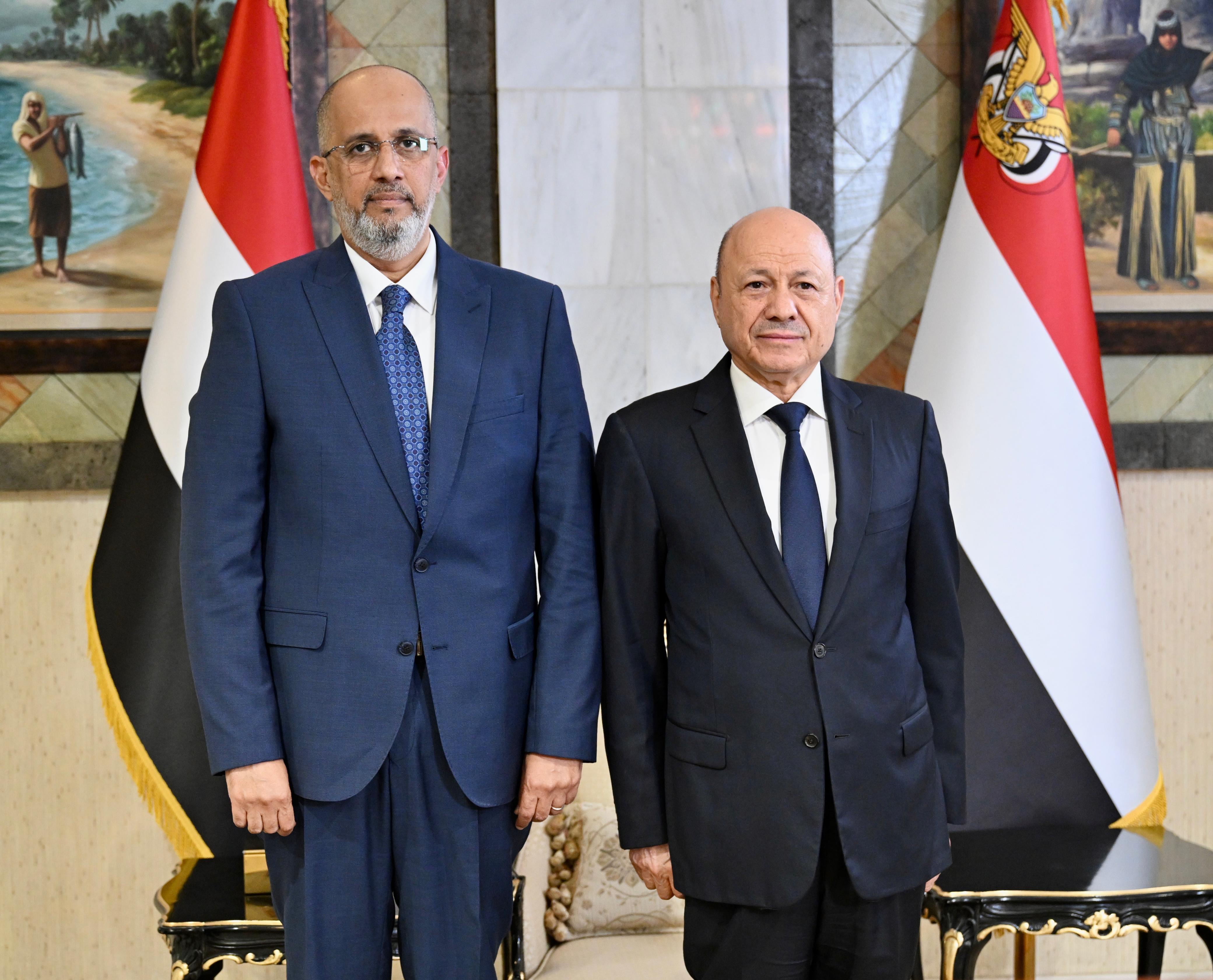 رئيس وأعضاء الحكومة يؤدون اليمين الدستورية أمام فخامة رئيس مجلس القيادة 3