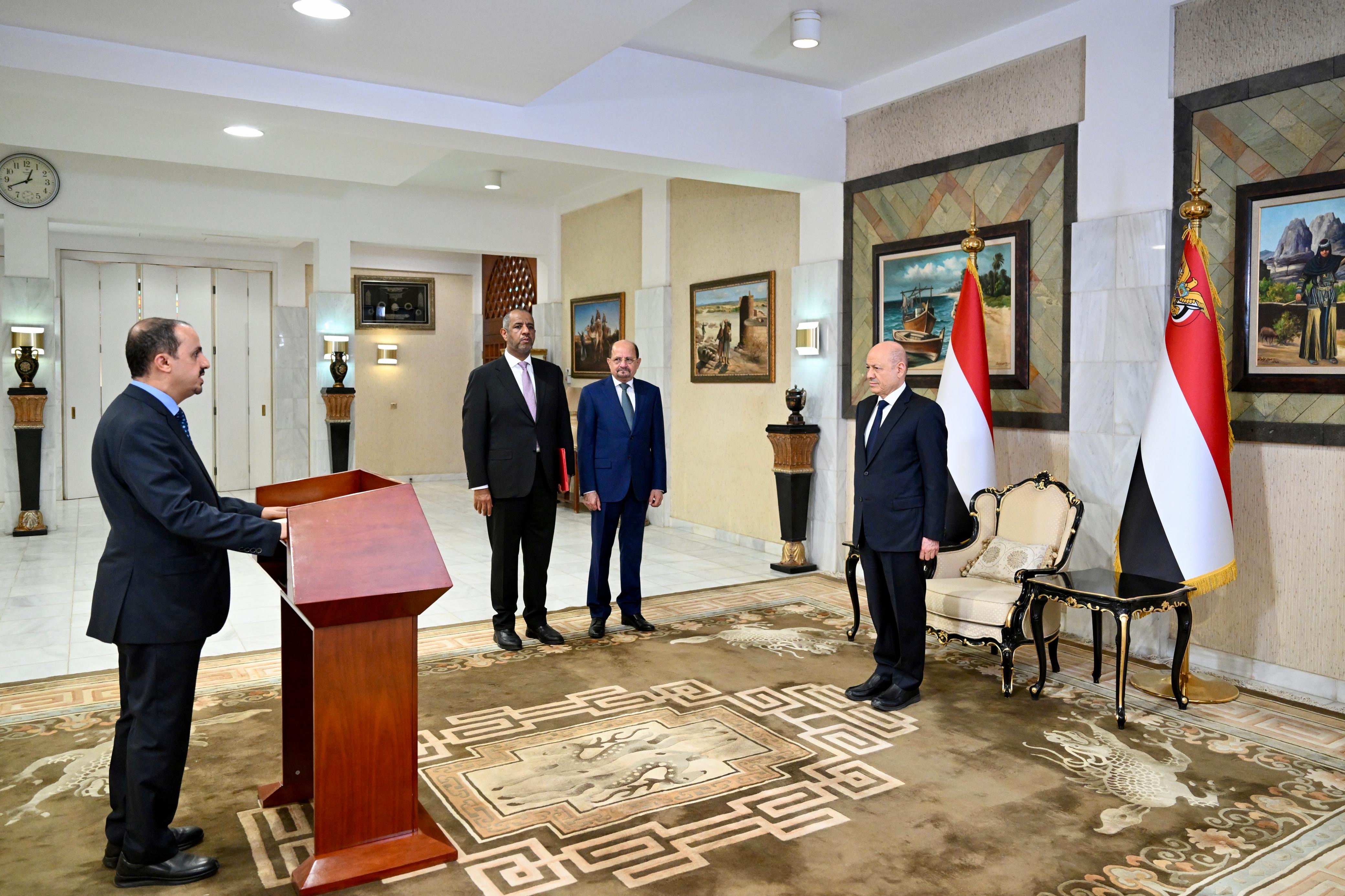 رئيس وأعضاء الحكومة يؤدون اليمين الدستورية أمام فخامة رئيس مجلس القيادة 2