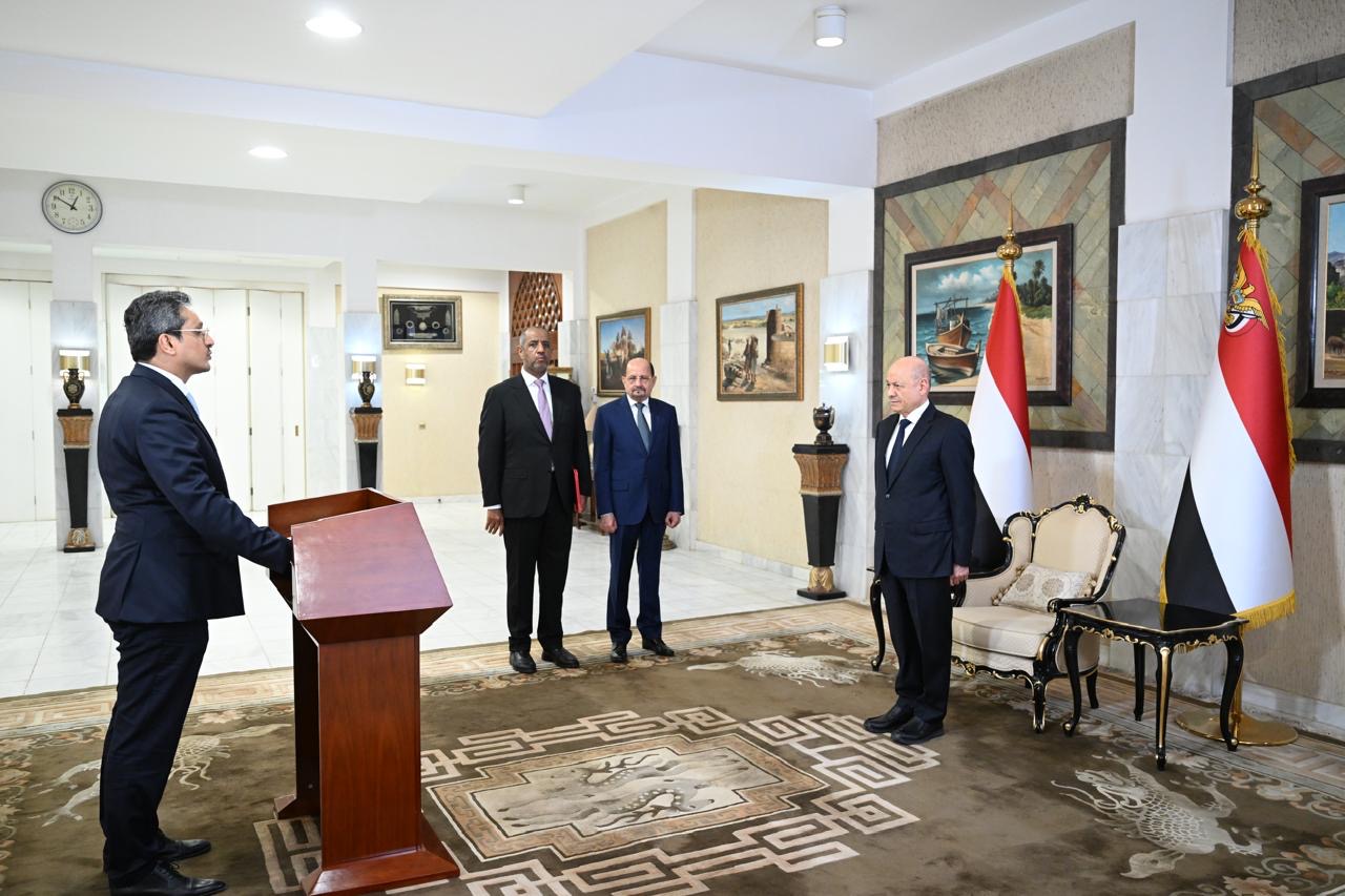 رئيس وأعضاء الحكومة يؤدون اليمين الدستورية أمام فخامة رئيس مجلس القيادة 4