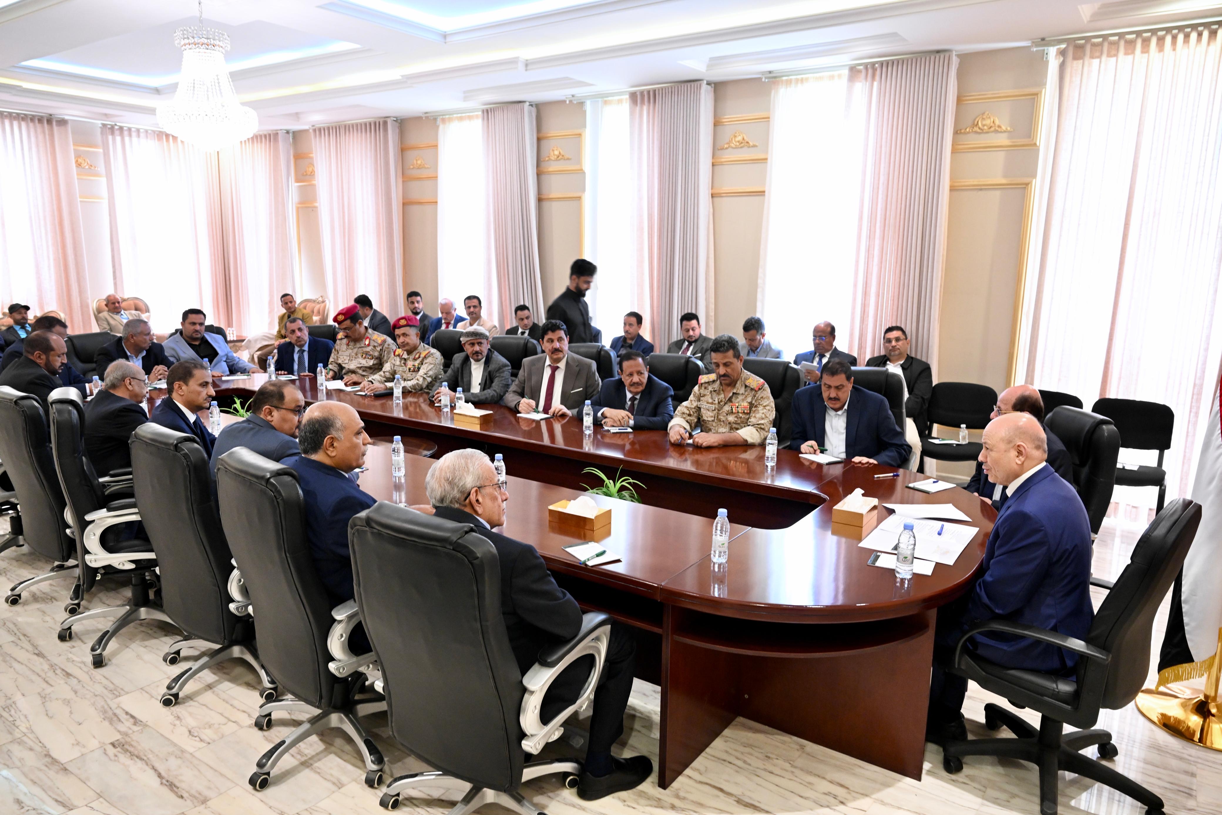 فخامة الرئيس العليمي يلتقي قيادات عسكرية وأمنية واجتماعية من محافظة الضالع 