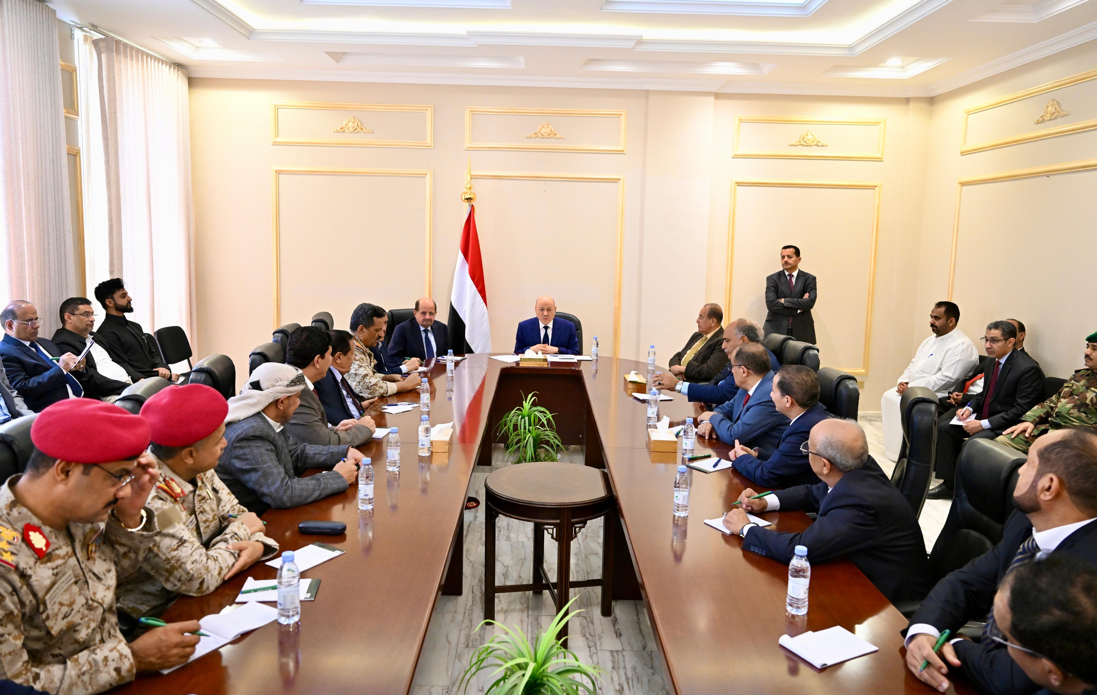 فخامة الرئيس العليمي يلتقي قيادات عسكرية وأمنية واجتماعية من محافظة الضالع 