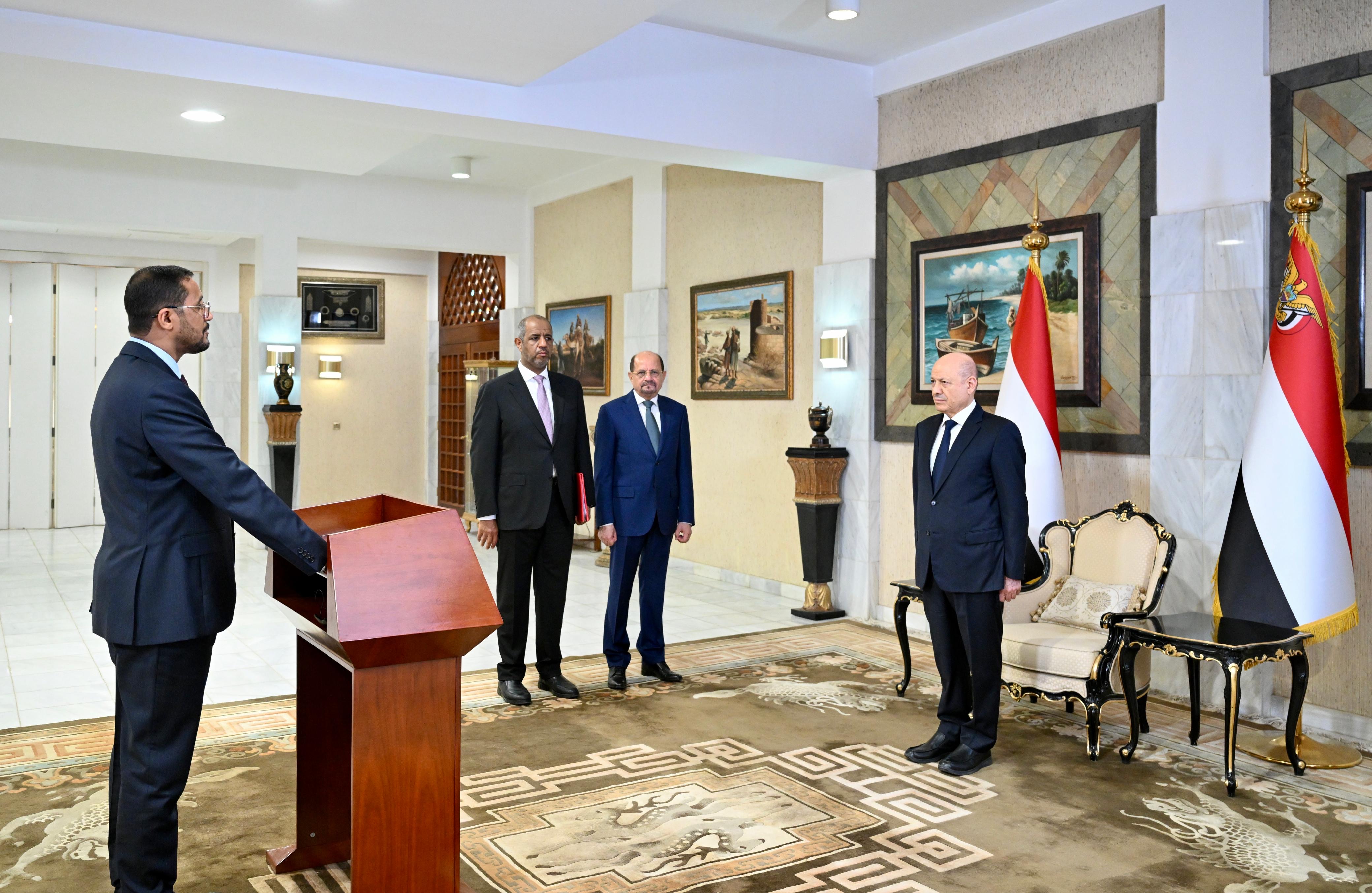 رئيس وأعضاء الحكومة يؤدون اليمين الدستورية أمام فخامة رئيس مجلس القيادة 1