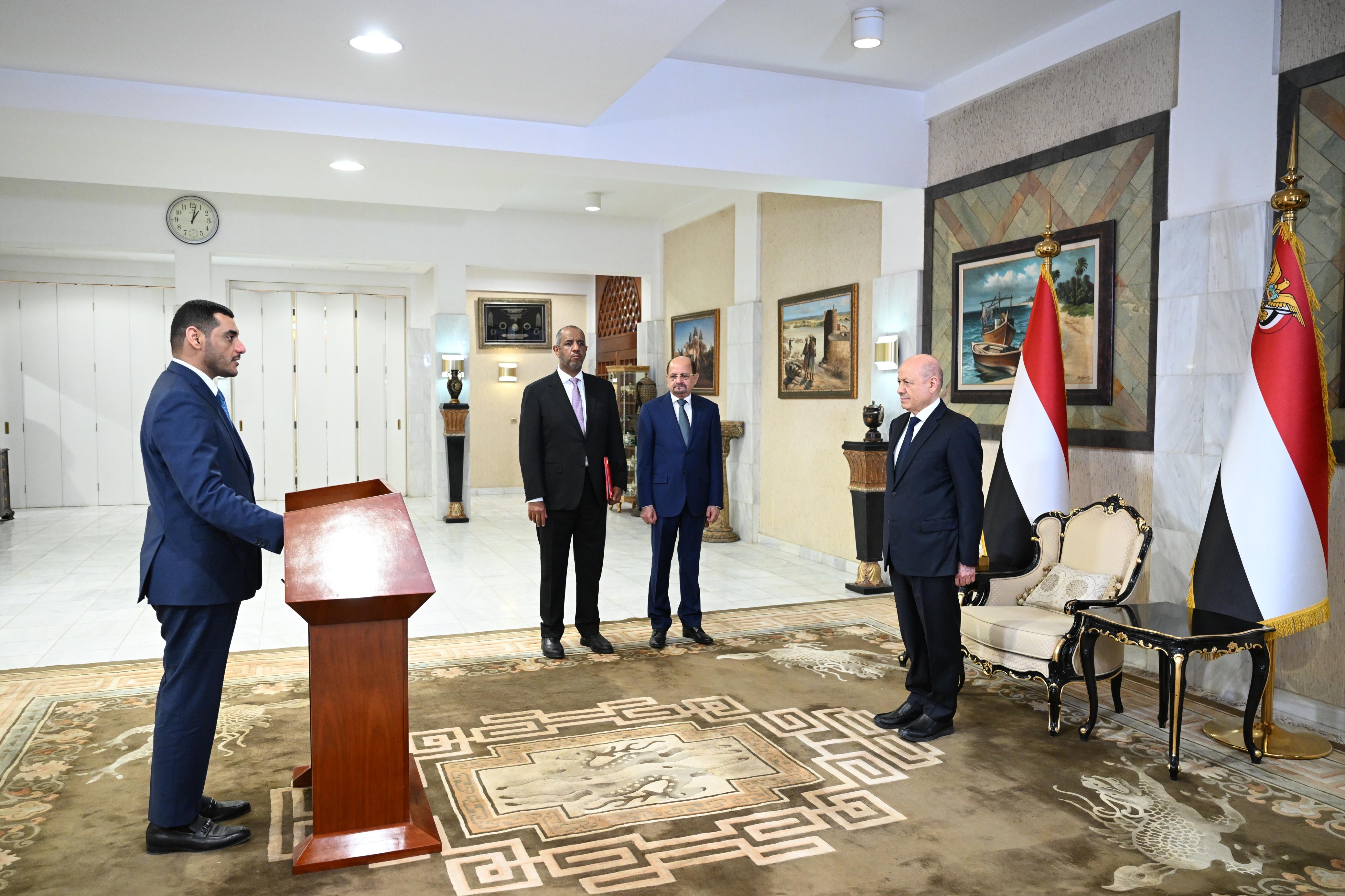 رئيس وأعضاء الحكومة يؤدون اليمين الدستورية أمام فخامة رئيس مجلس القيادة 4