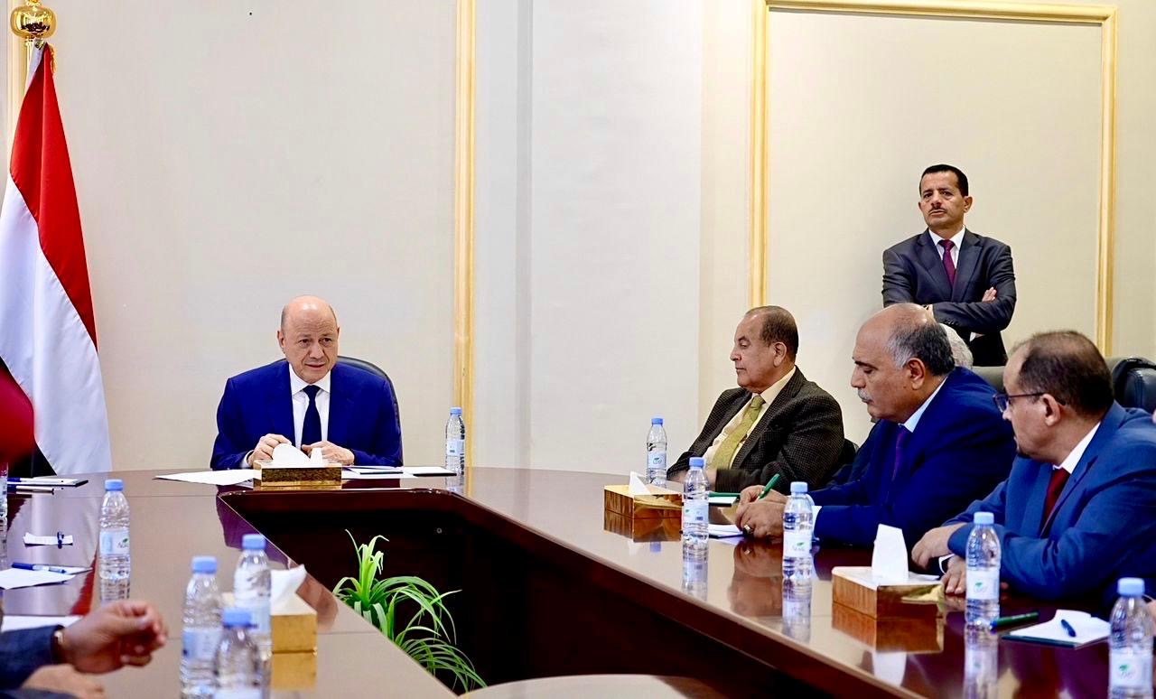 فخامة الرئيس العليمي يلتقي قيادات عسكرية وأمنية واجتماعية من محافظة الضالع 