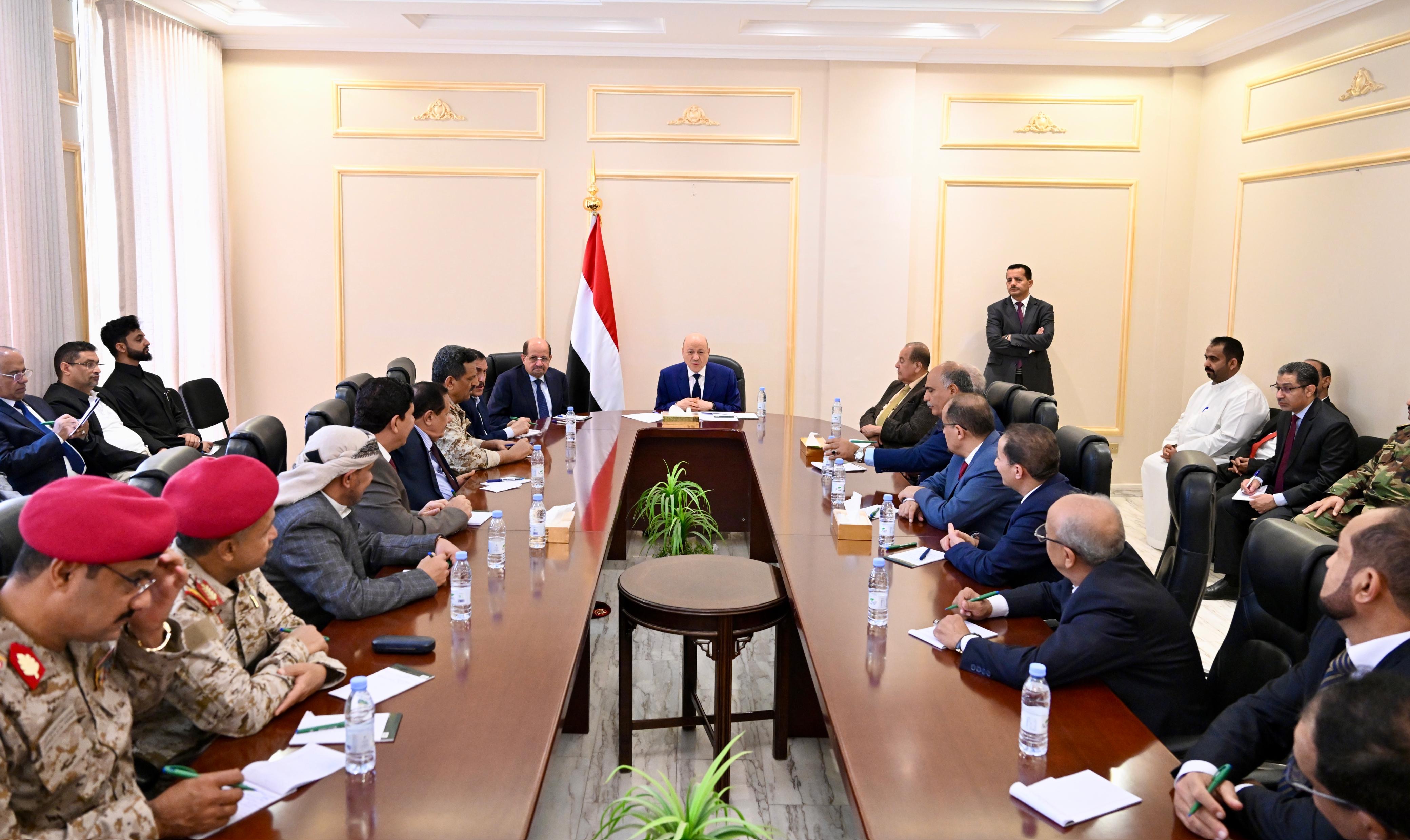 فخامة الرئيس العليمي يلتقي قيادات عسكرية وأمنية واجتماعية من محافظة الضالع 