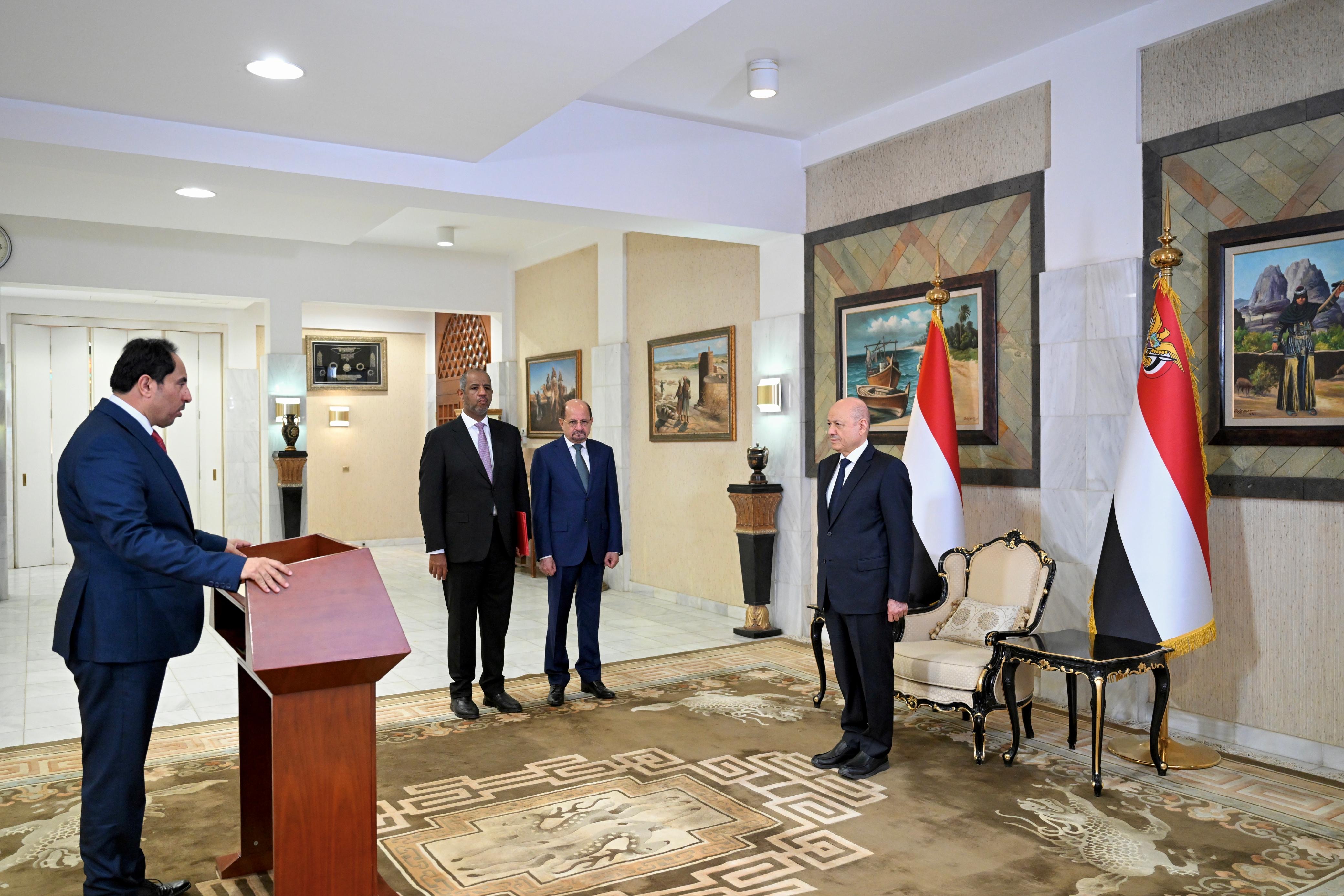 رئيس وأعضاء الحكومة يؤدون اليمين الدستورية أمام فخامة رئيس مجلس القيادة 2