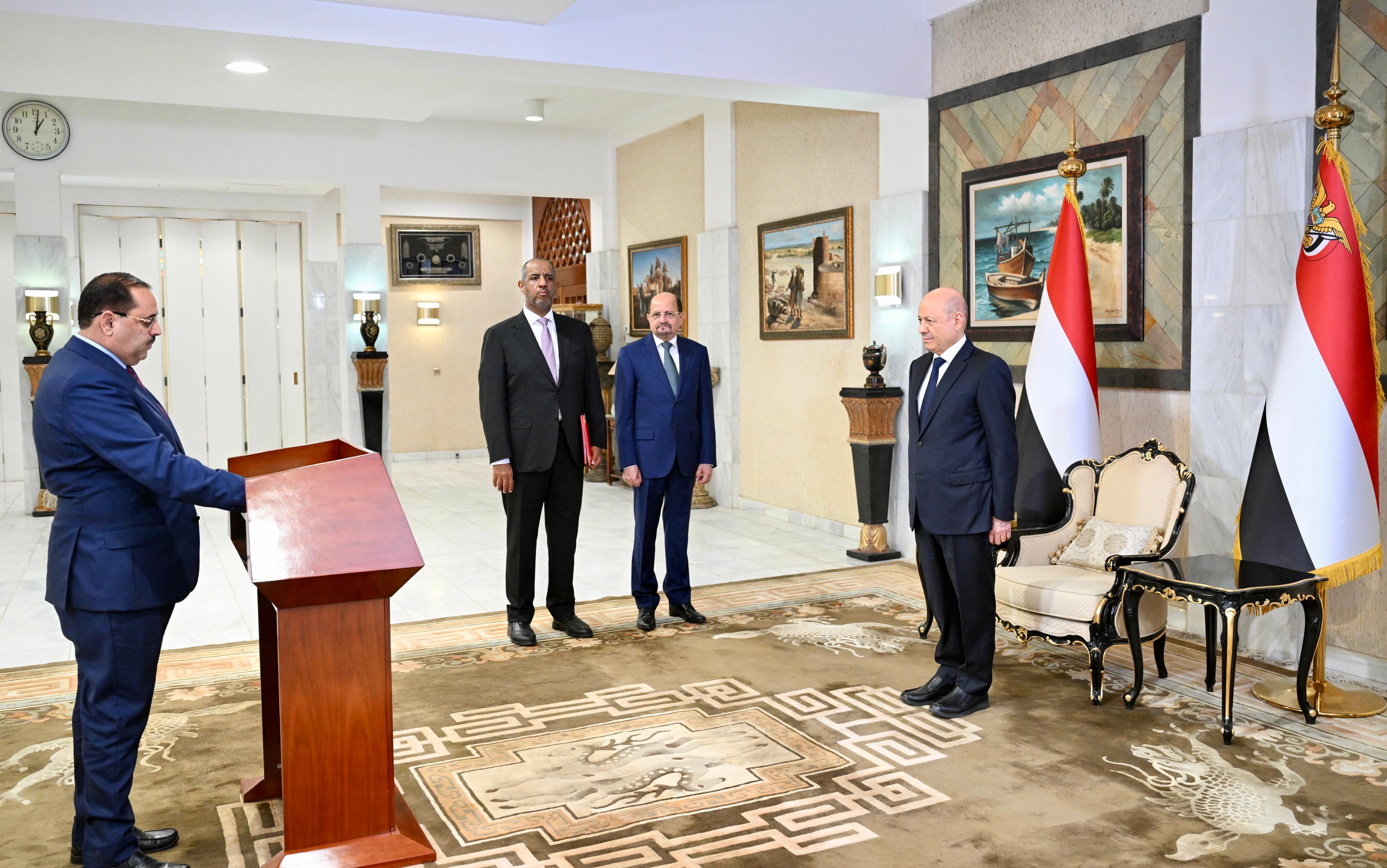 رئيس وأعضاء الحكومة يؤدون اليمين الدستورية أمام فخامة رئيس مجلس القيادة 4