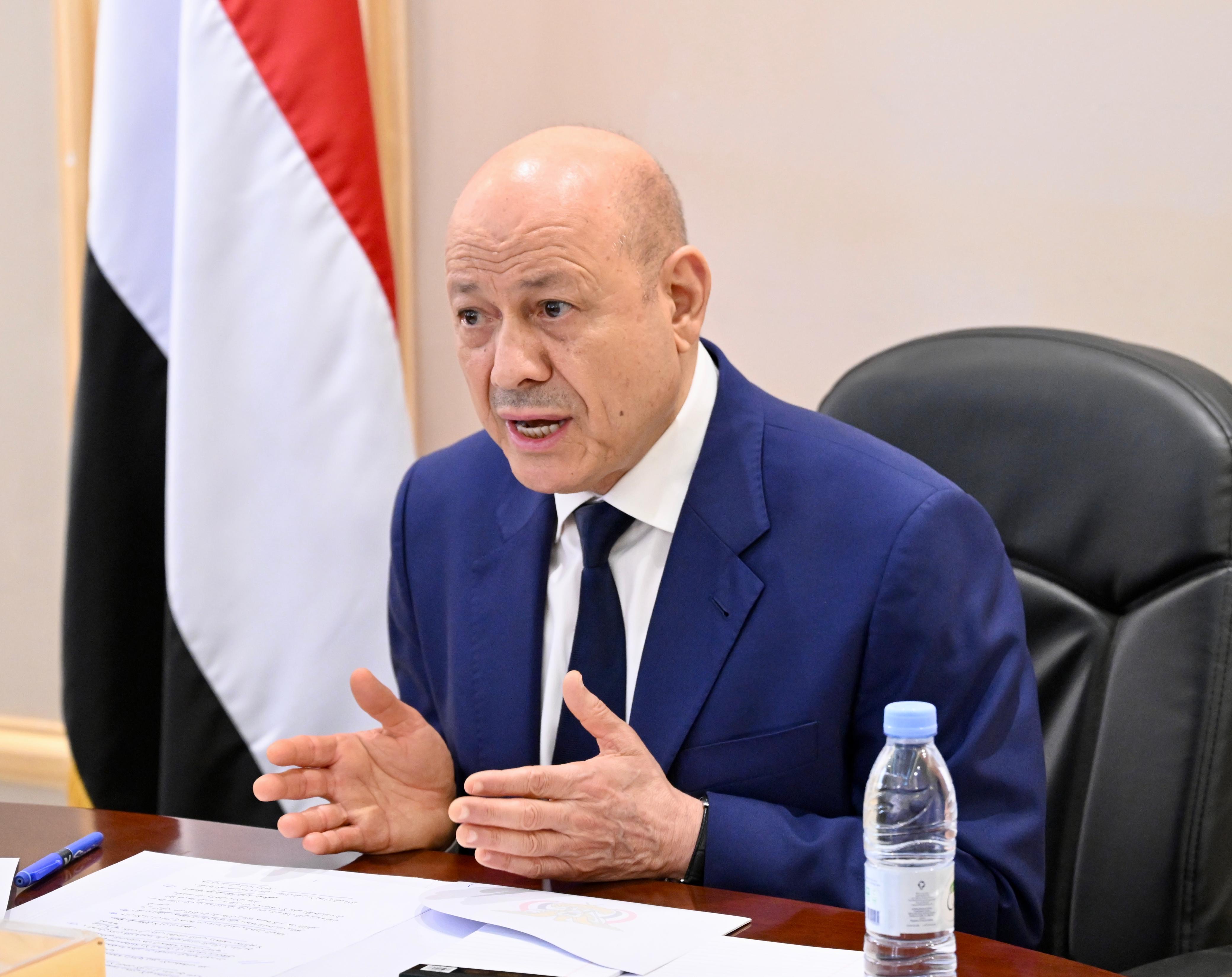 فخامة الرئيس العليمي يلتقي قيادات عسكرية وأمنية واجتماعية من محافظة الضالع 