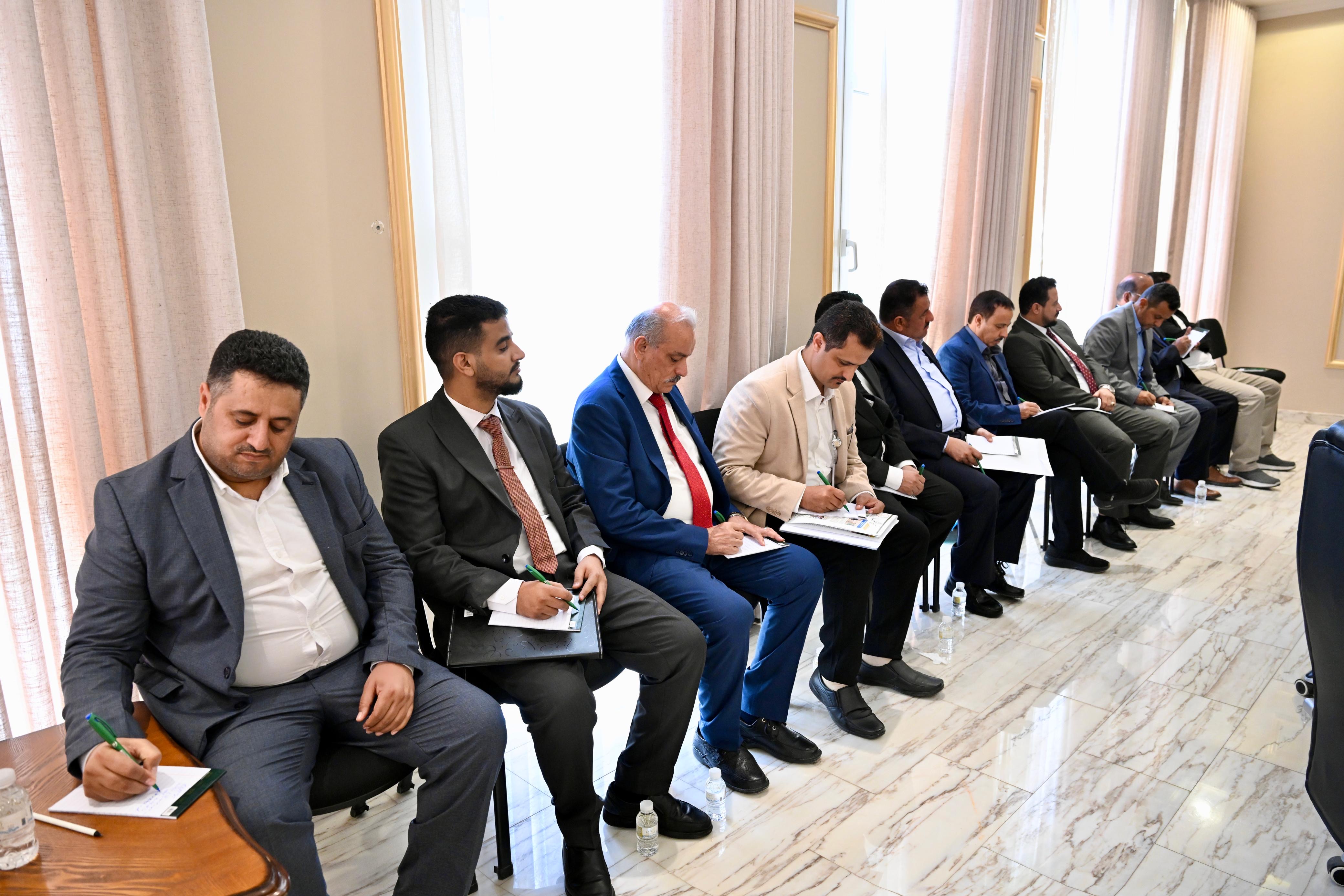 فخامة الرئيس العليمي يلتقي قيادات عسكرية وأمنية واجتماعية من محافظة الضالع 