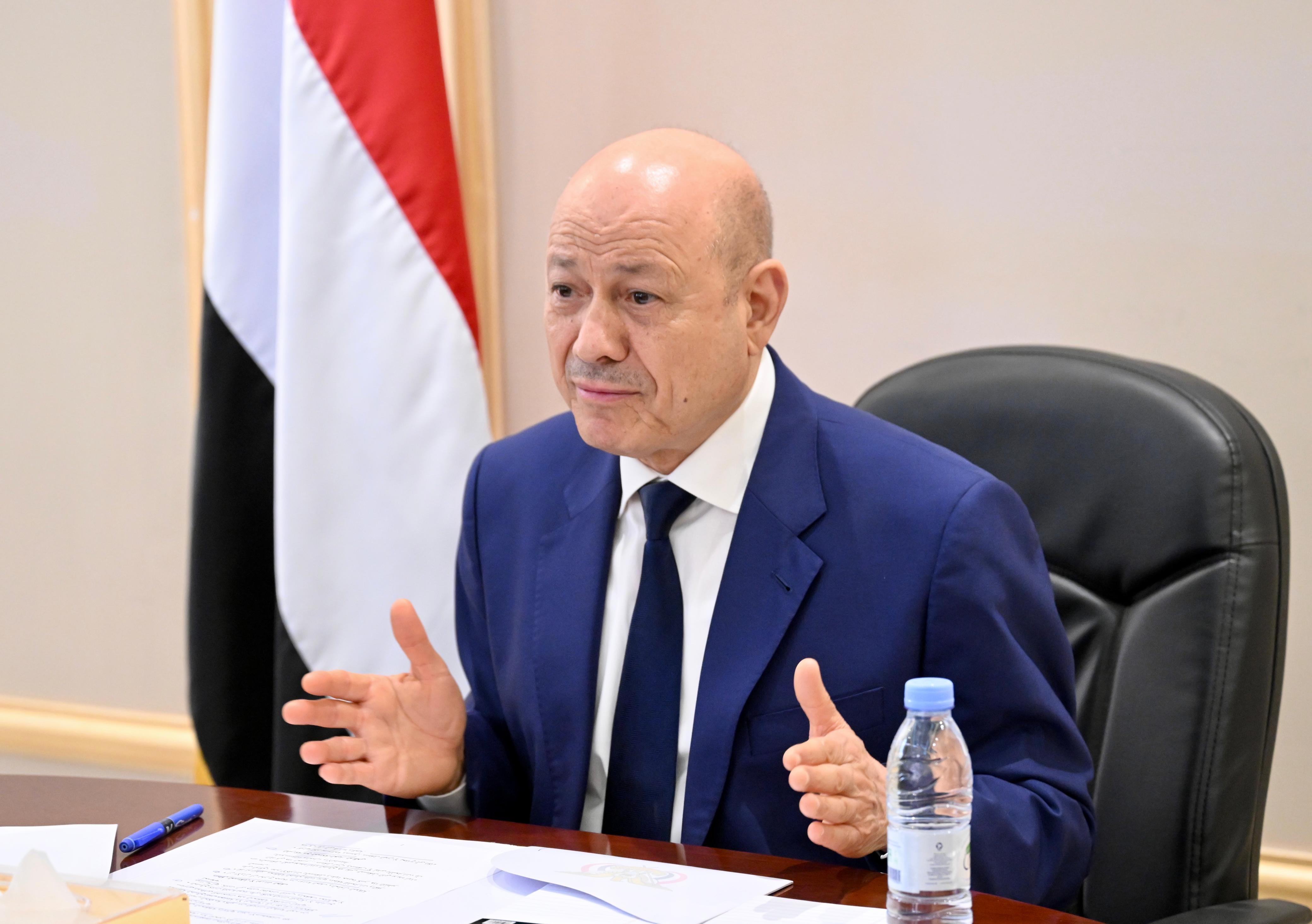 فخامة الرئيس العليمي يلتقي قيادات عسكرية وأمنية واجتماعية من محافظة الضالع 