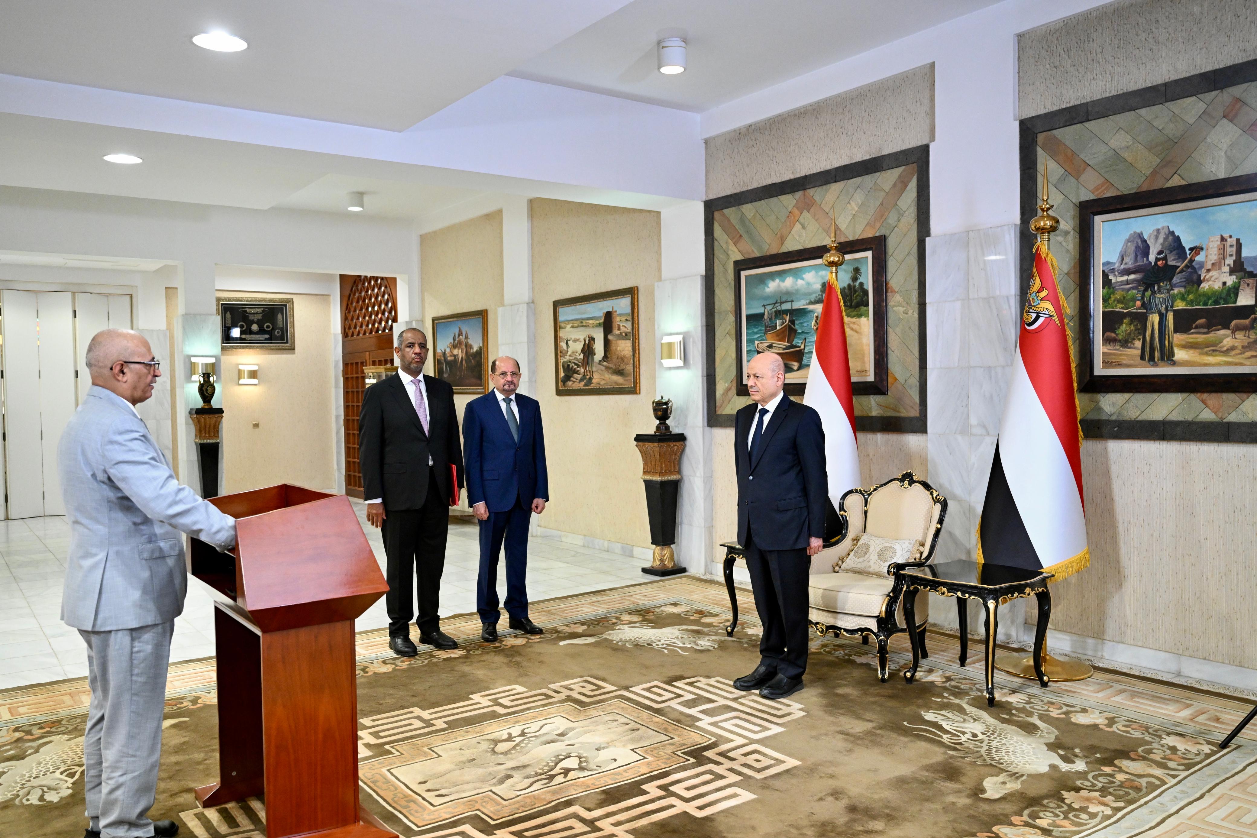 رئيس وأعضاء الحكومة يؤدون اليمين الدستورية أمام فخامة رئيس مجلس القيادة 1