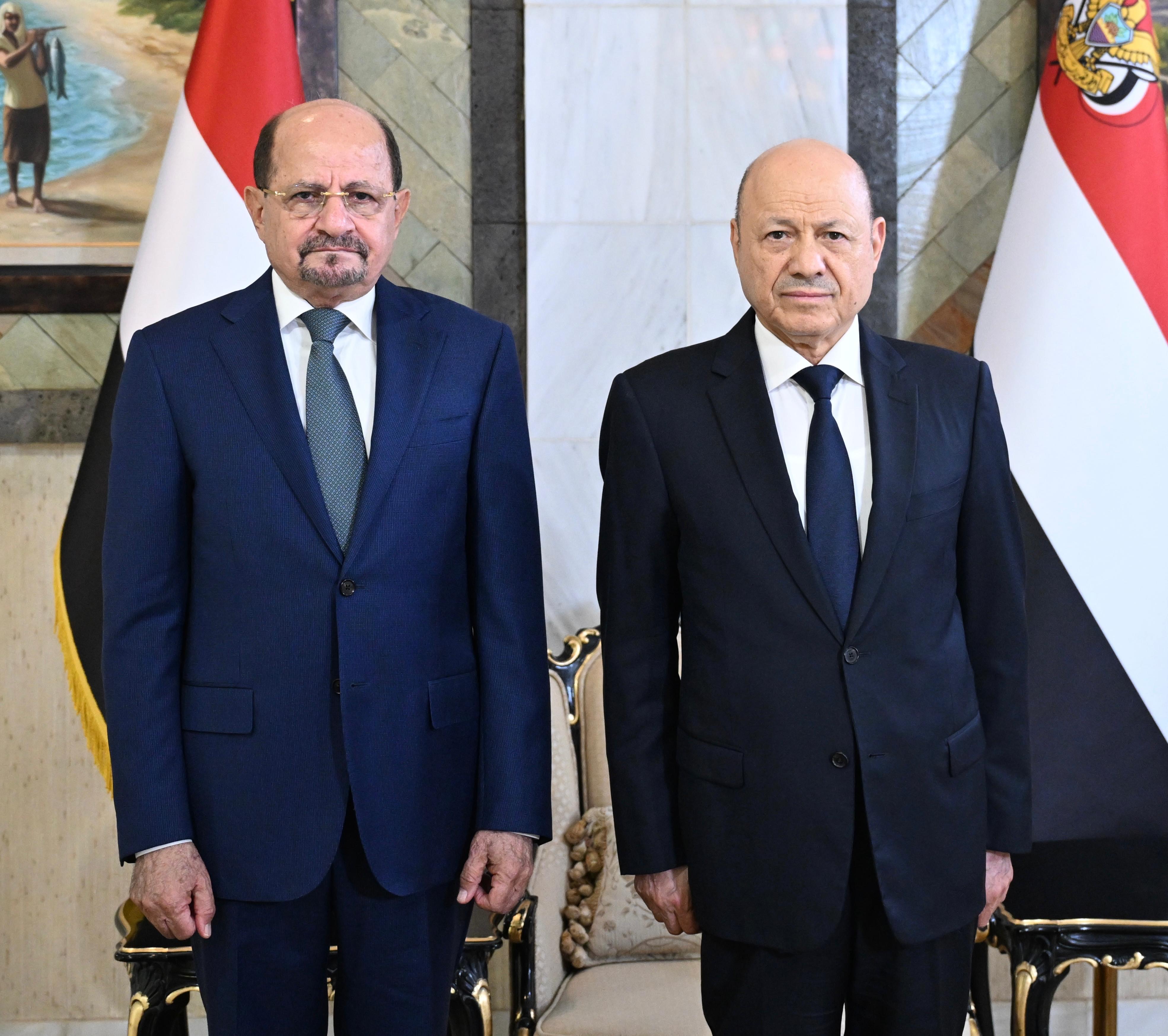 رئيس وأعضاء الحكومة يؤدون اليمين الدستورية أمام فخامة رئيس مجلس القيادة 1