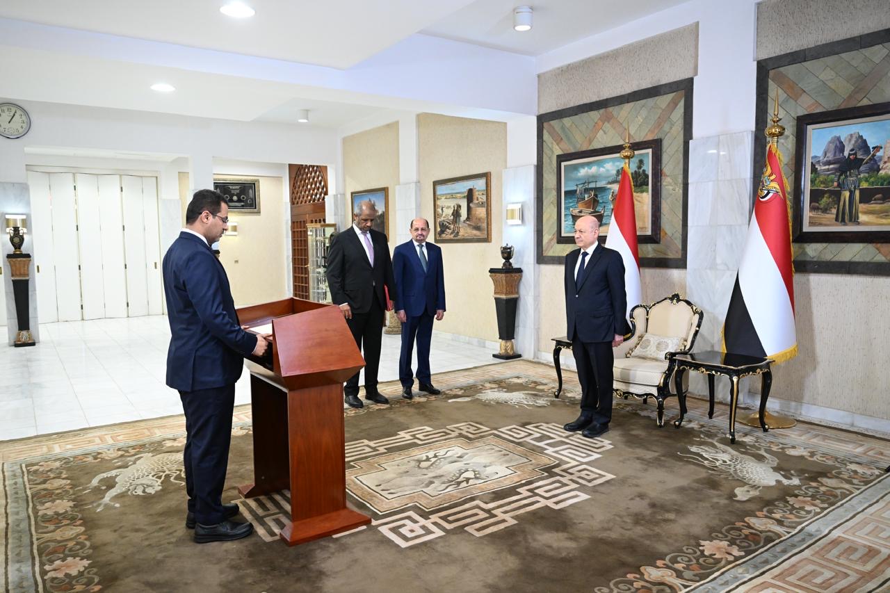 رئيس وأعضاء الحكومة يؤدون اليمين الدستورية أمام فخامة رئيس مجلس القيادة 2