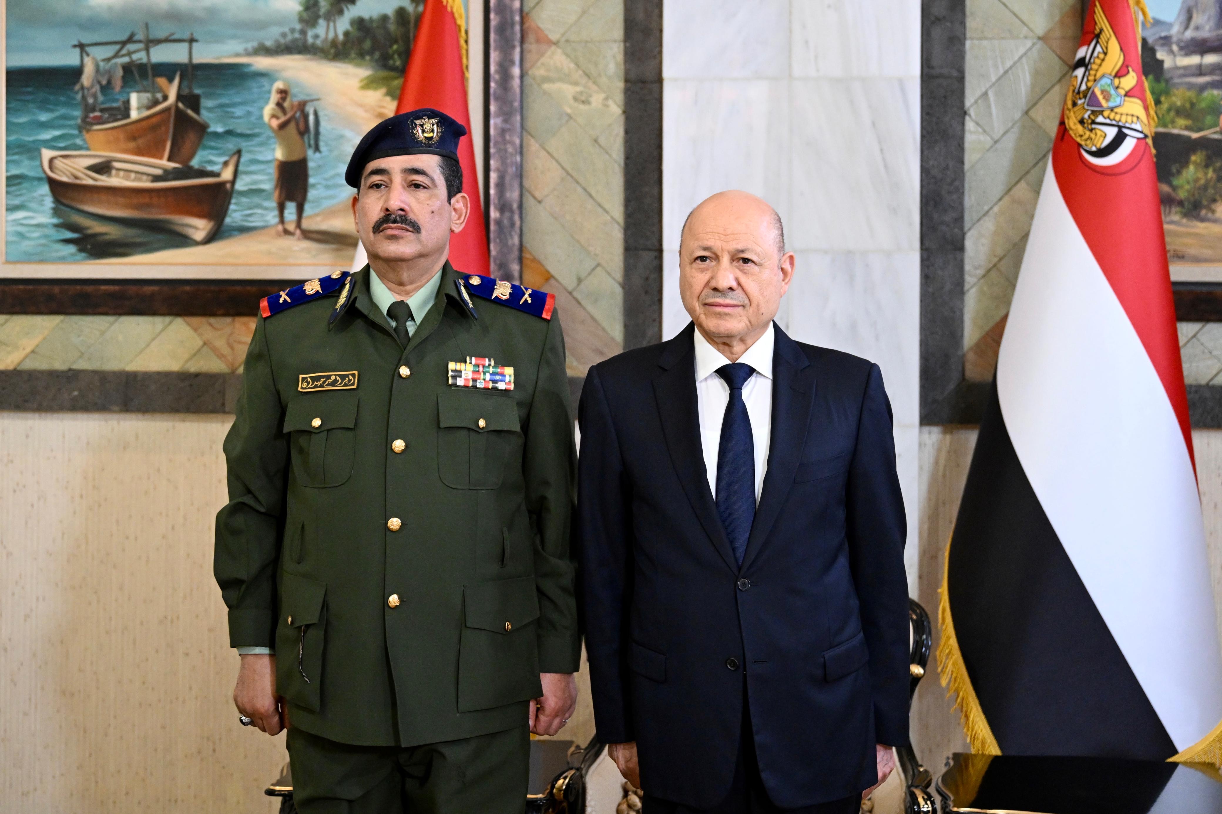 رئيس وأعضاء الحكومة يؤدون اليمين الدستورية أمام فخامة رئيس مجلس القيادة 3