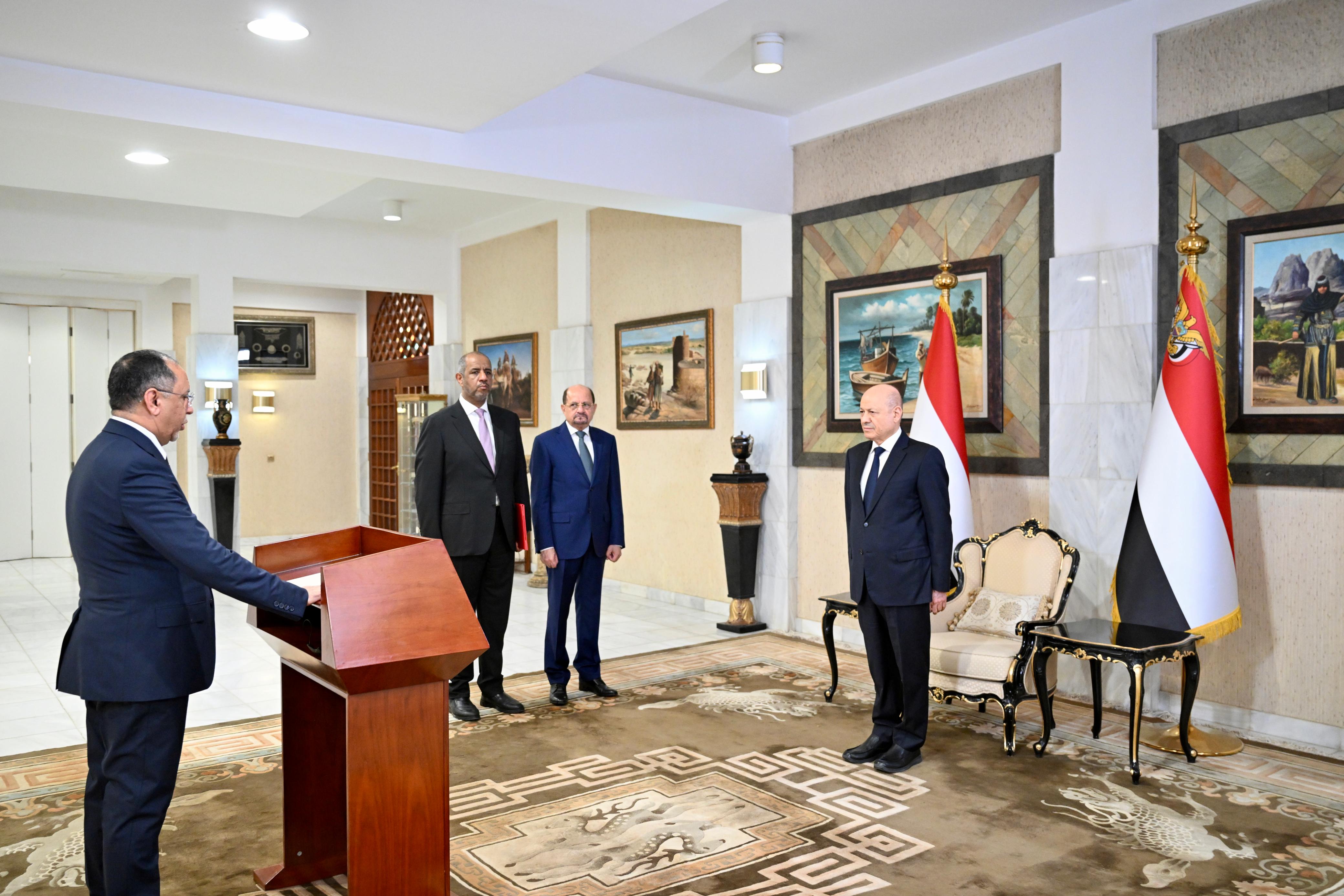 رئيس وأعضاء الحكومة يؤدون اليمين الدستورية أمام فخامة رئيس مجلس القيادة 1