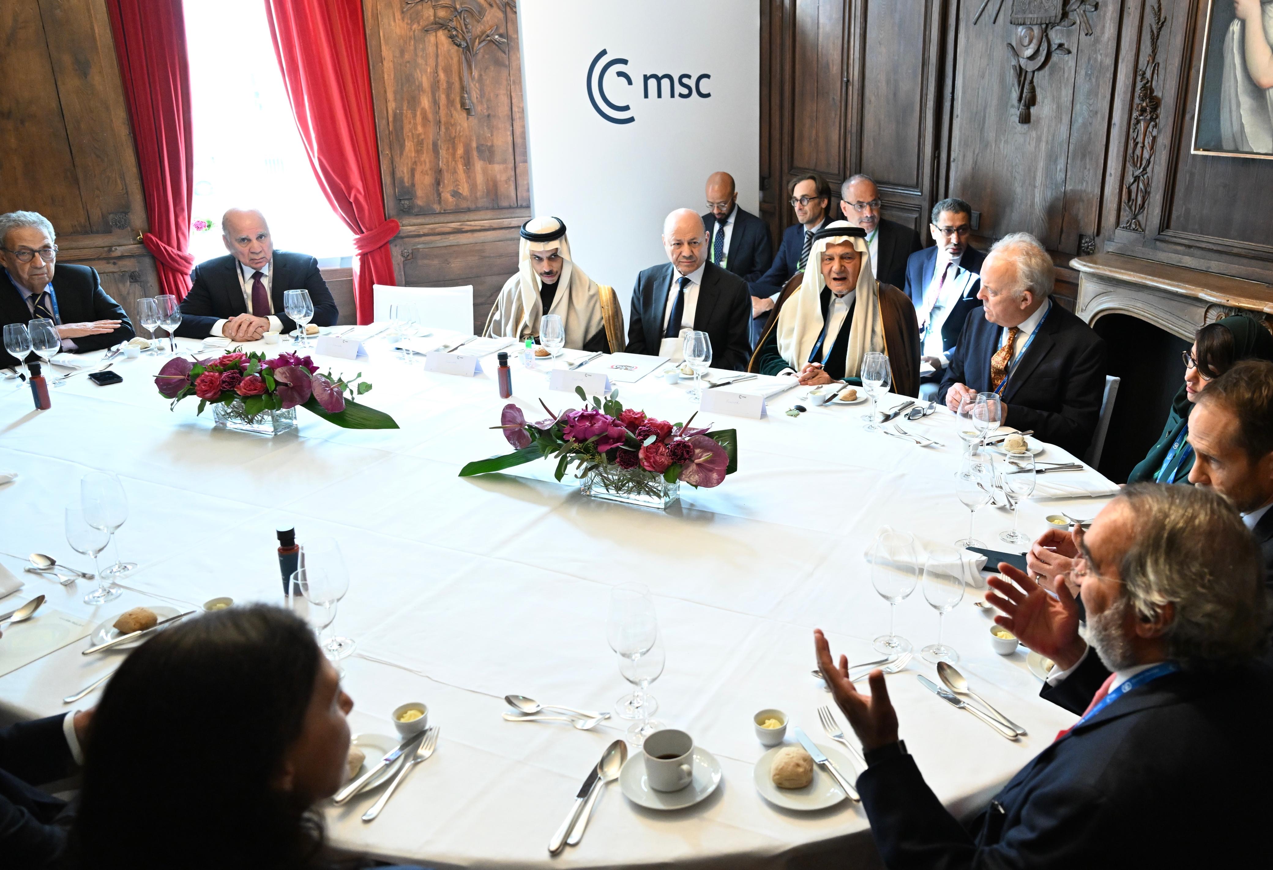 مشاركة فخامة الرئيس العليمي في الجلسة الحوارية لمركز الخليج للأبحاث مع مجموعة الأزمات الدولية 