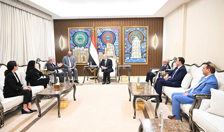 رئيس مجلس القيادة يؤكد التزام الدولة بتوفير كافة سبل الحماية والتسهيلات لمجتمع العمل الإنساني