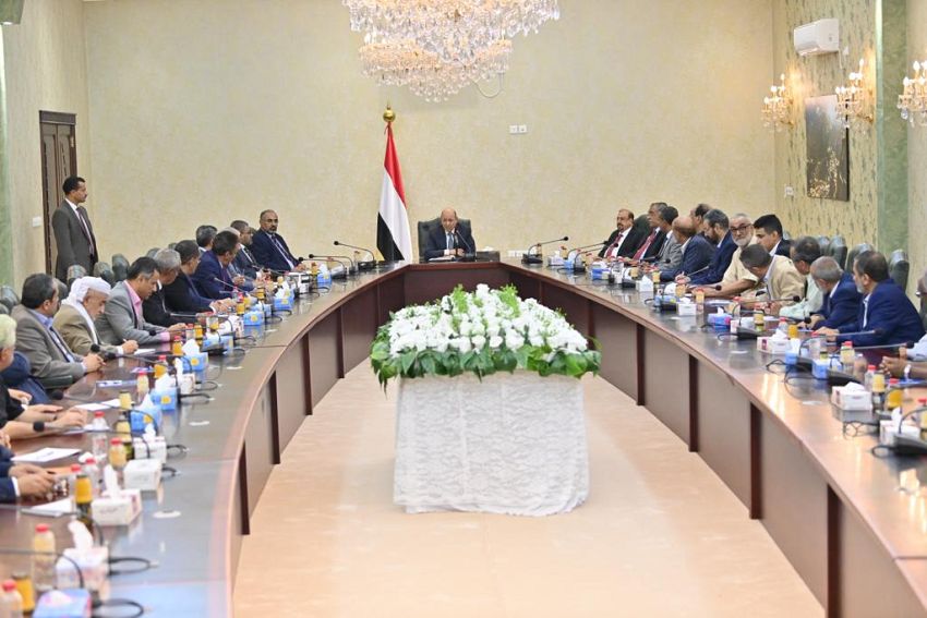 رئيس مجلس القيادة الرئاسي يلتقي رئيس واعضاء هيئة رئاسة مجلس النواب ورؤساء اللجان البرلمانية