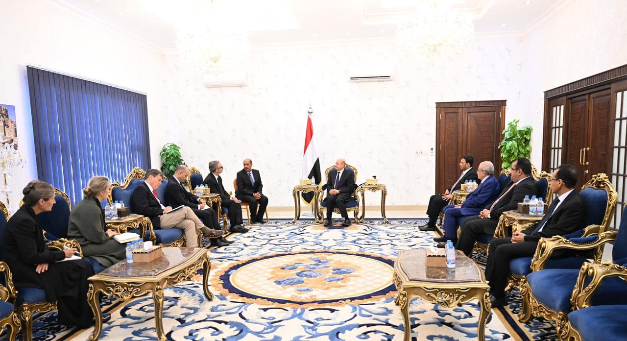 رئيس مجلس القيادة الرئاسي يستقبل في عدن سفراء الاتحاد الأوروبي
