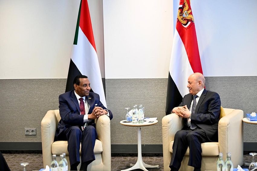 رئيس مجلس القيادة يجدد موقف اليمن الثابت والداعم لوحدة السودان وسيادته وسلامة أراضيه