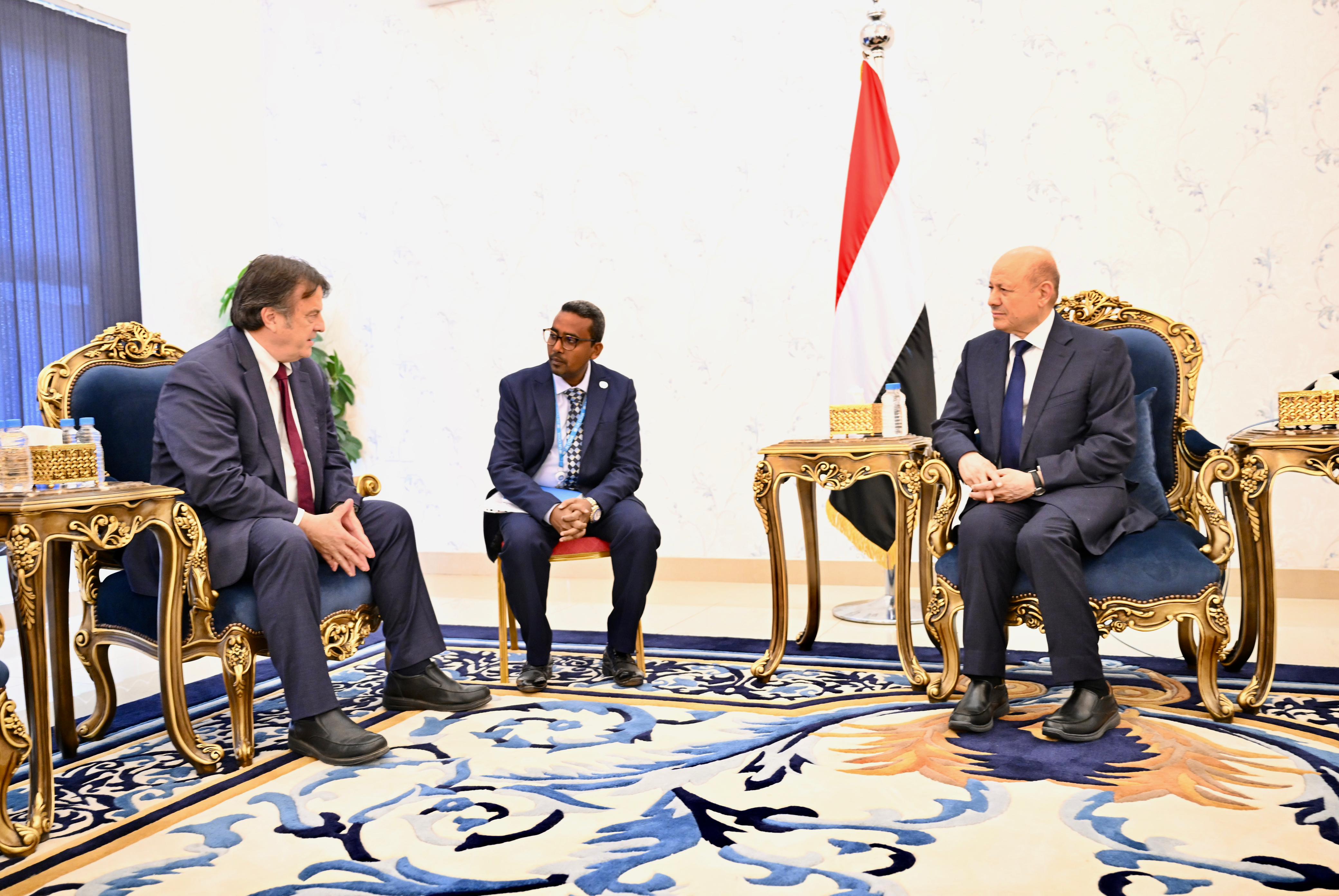 رئيس مجلس القيادة يستقبل في عدن منسق الشؤون الانسانية 5 سبتمبر 2023