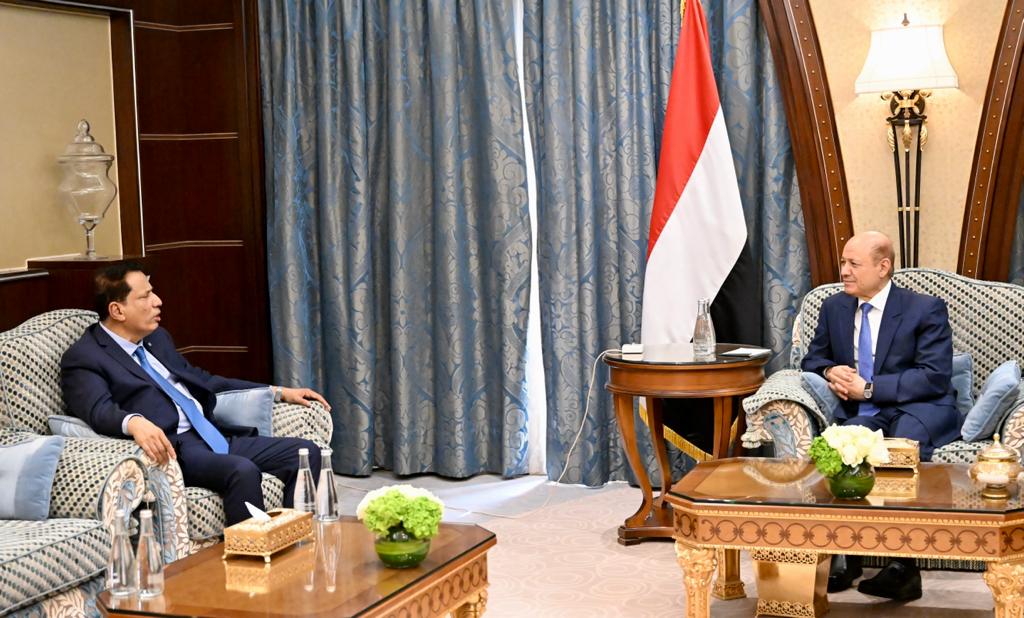 رئيس مجلس القيادة الرئاسي يجتمع بمحافظ المهرة