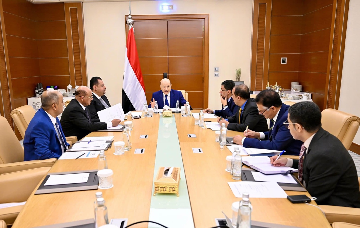 رئيس مجلس القيادة الرئاسي يجتمع برئيس الوزراء والمسؤولين المعنيين بالشأن الاقتصادي والسياسي والإعلامي