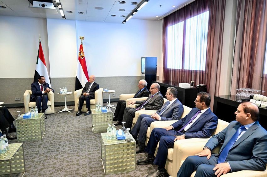 لقاء فخامة الرئيس العليمي مع رئيس الوزراء السوداني على هامش أعمال مؤتمر ميونيخ للأمن الدولي 