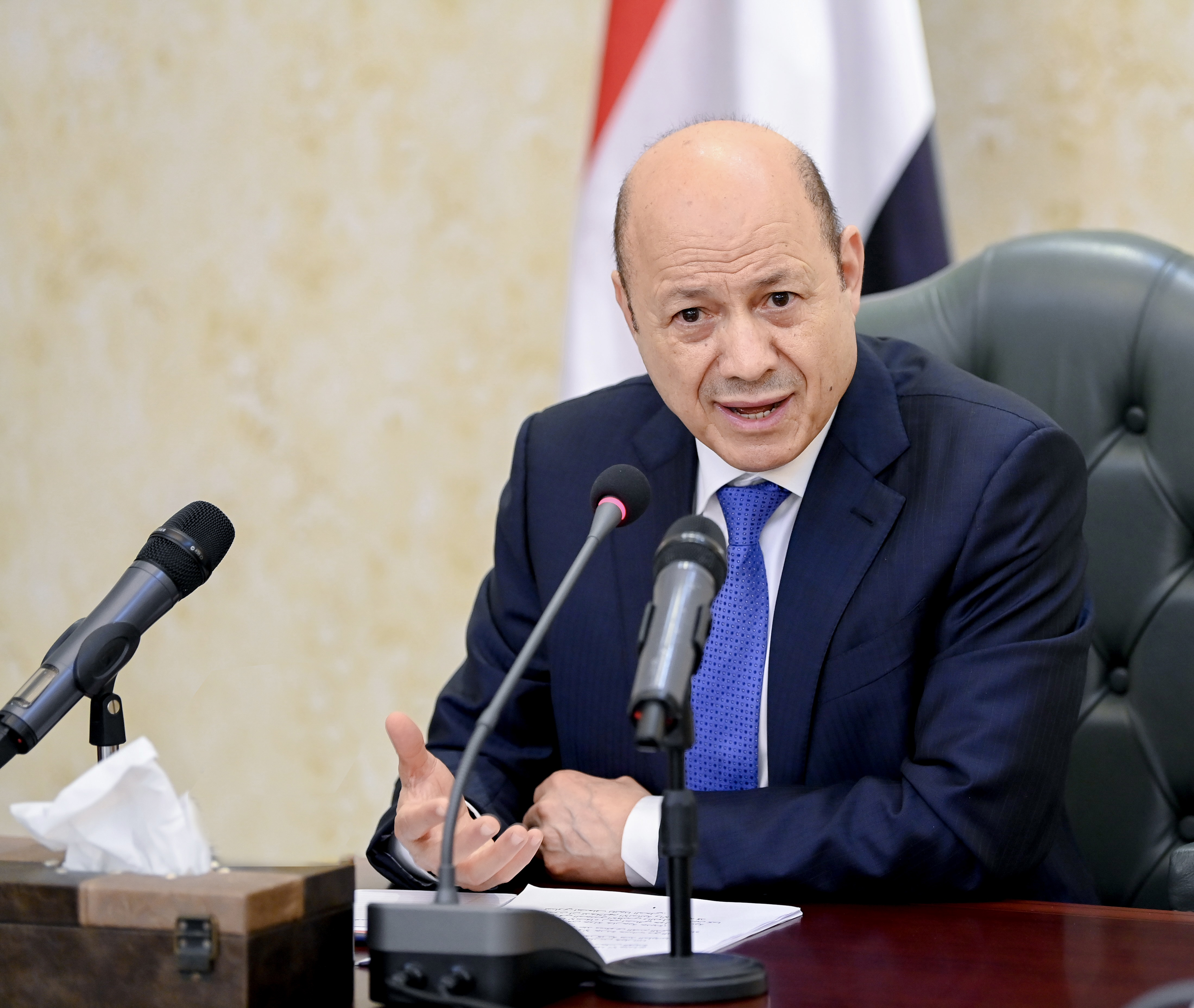 رئيس مجلس القيادة الرئاسي يشيد بالحراك الرسمي والشعبي لتخليد الصمود الاسطوري في تعز